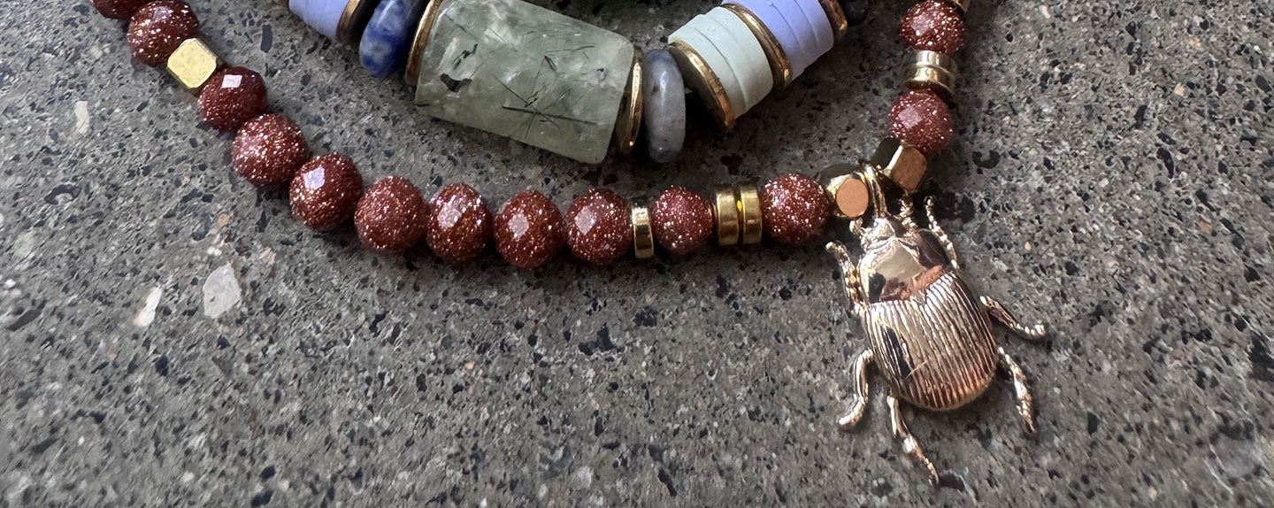 Comment porter un collier scarabée avec style