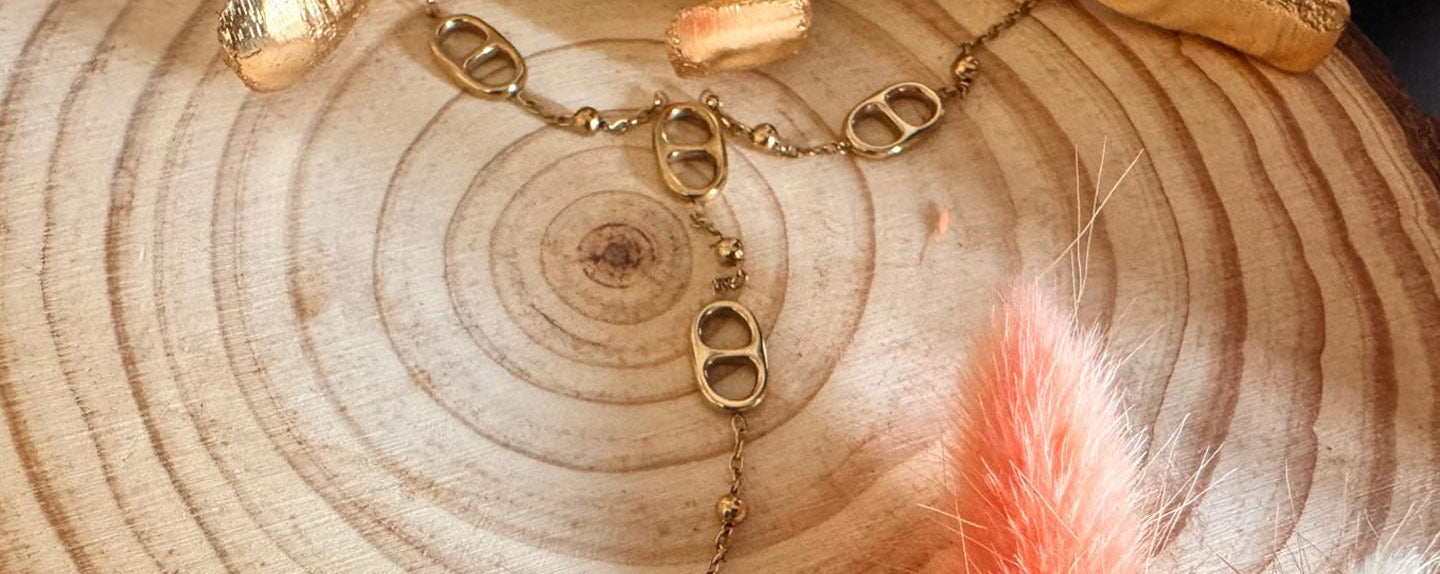 Collier maille marine : comment le porter et avec quoi ?