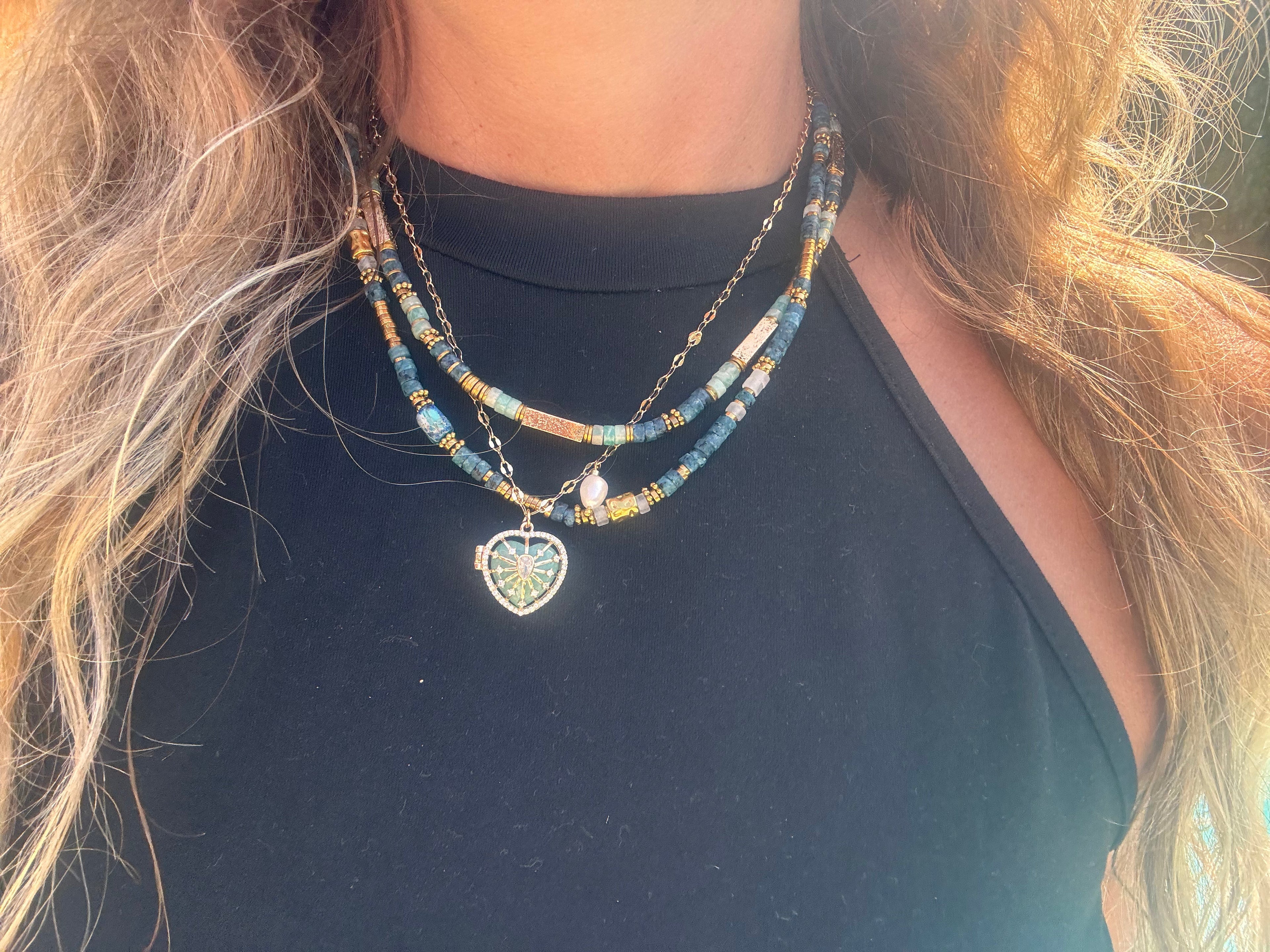 Les bijoux layers : l'art de la superposition avec style