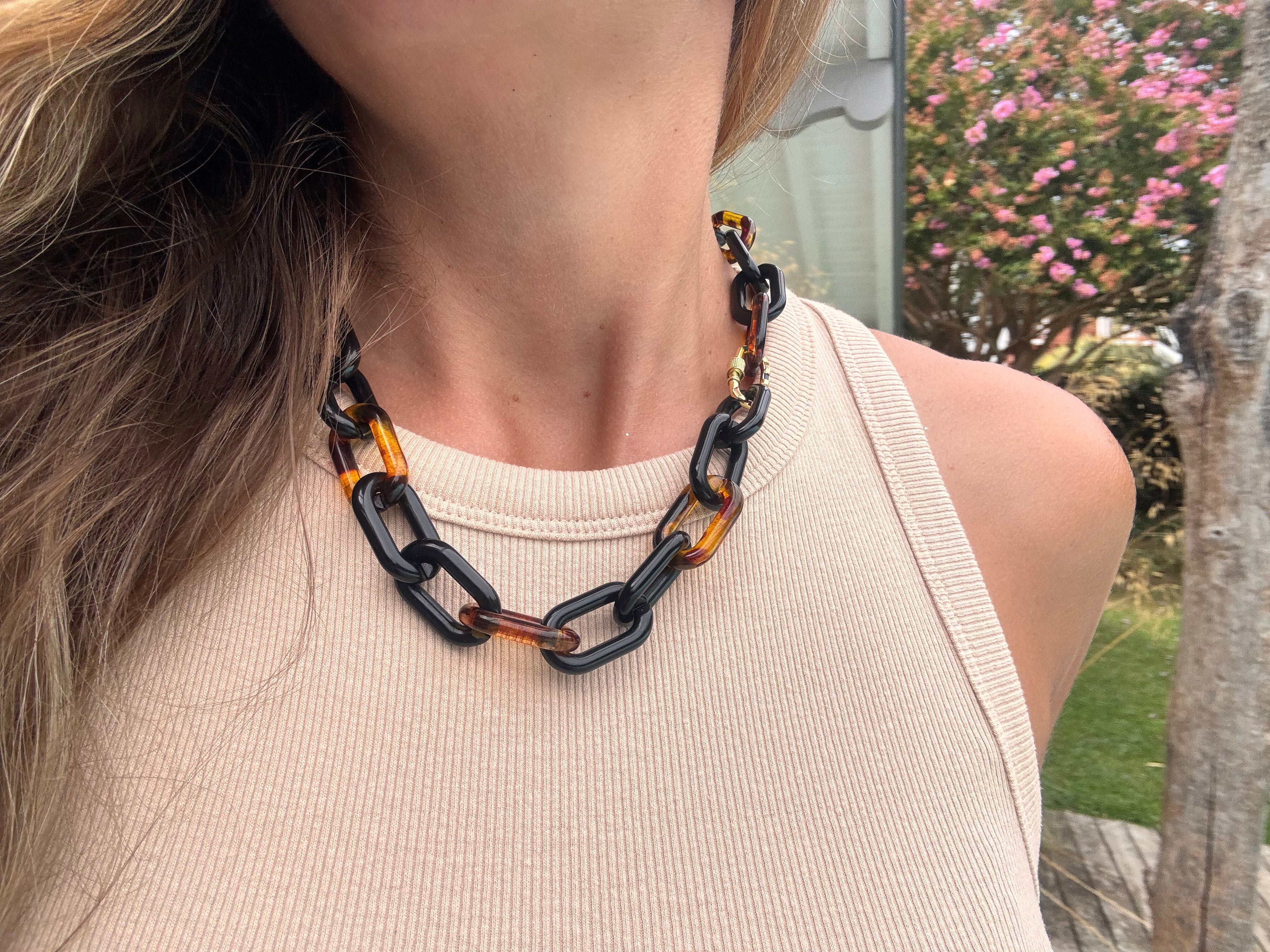 Les bijoux statement : affirmer son style en un regard