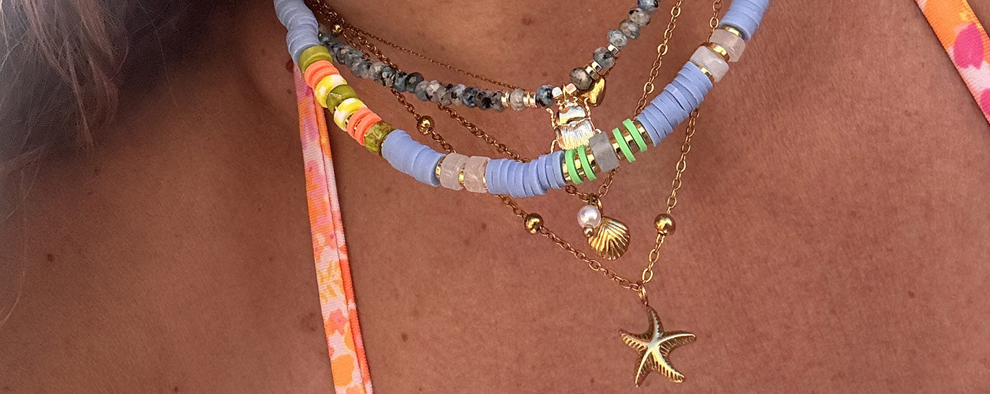 Look été 2026 : quels bijoux porter avec une robe de plage ?