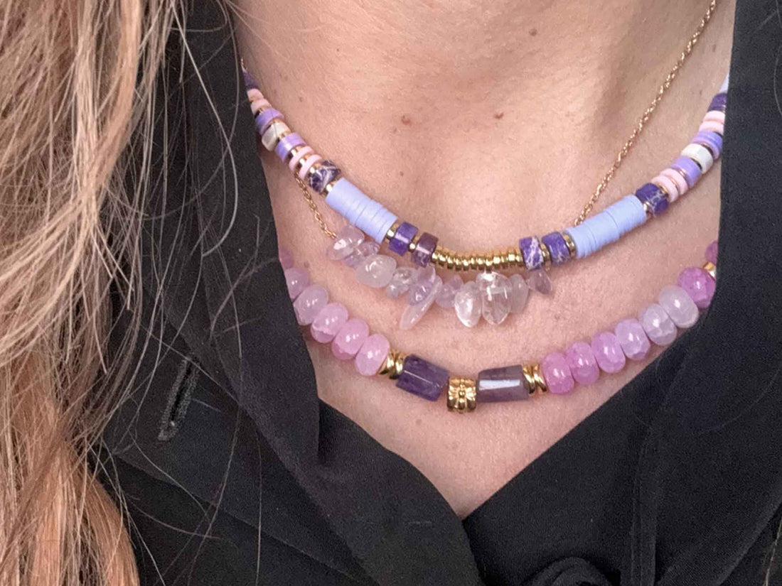 10 Idées Cadeaux de Noël pour une Femme qui Aime les Bijoux