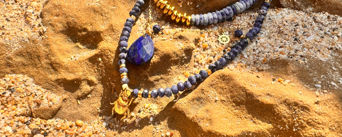 Réveiller une tenue de rentrée sobre avec un seul collier