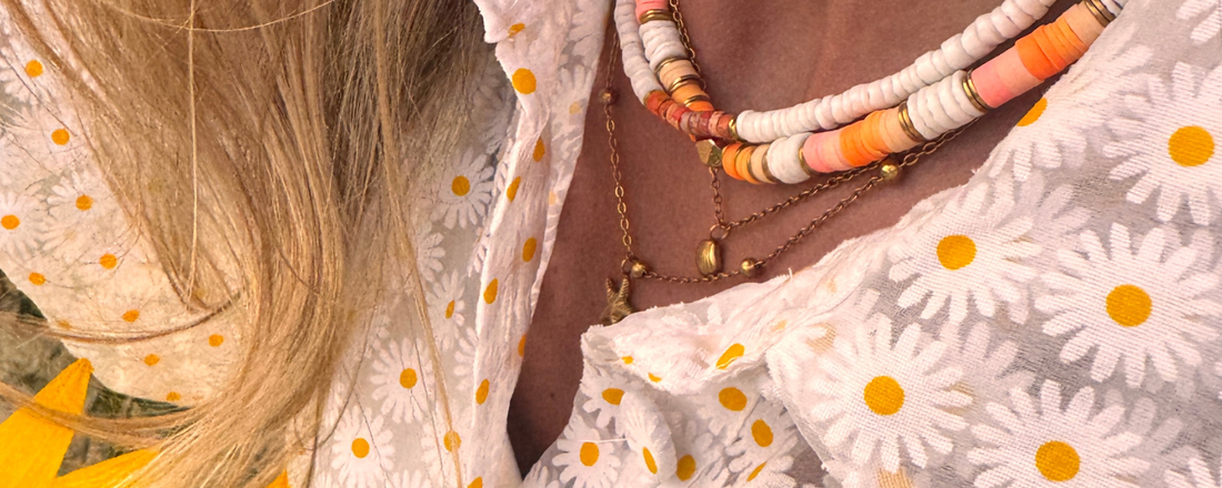 Quels bijoux porter selon ton encolure (col rond, V, bateau…)