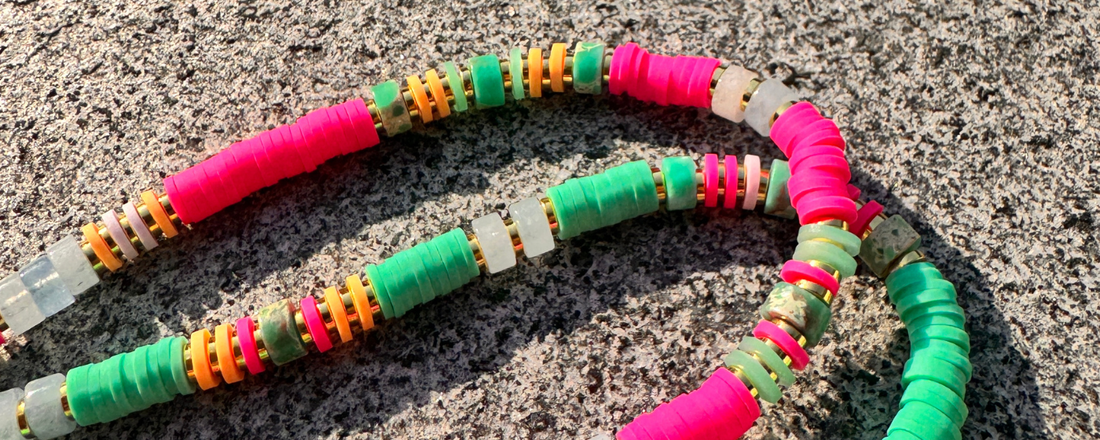 Bijoux colorés 2026 : la tendance maximaliste qui remplace le minimalisme
