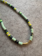 Collier layering femme perles colorées style surf