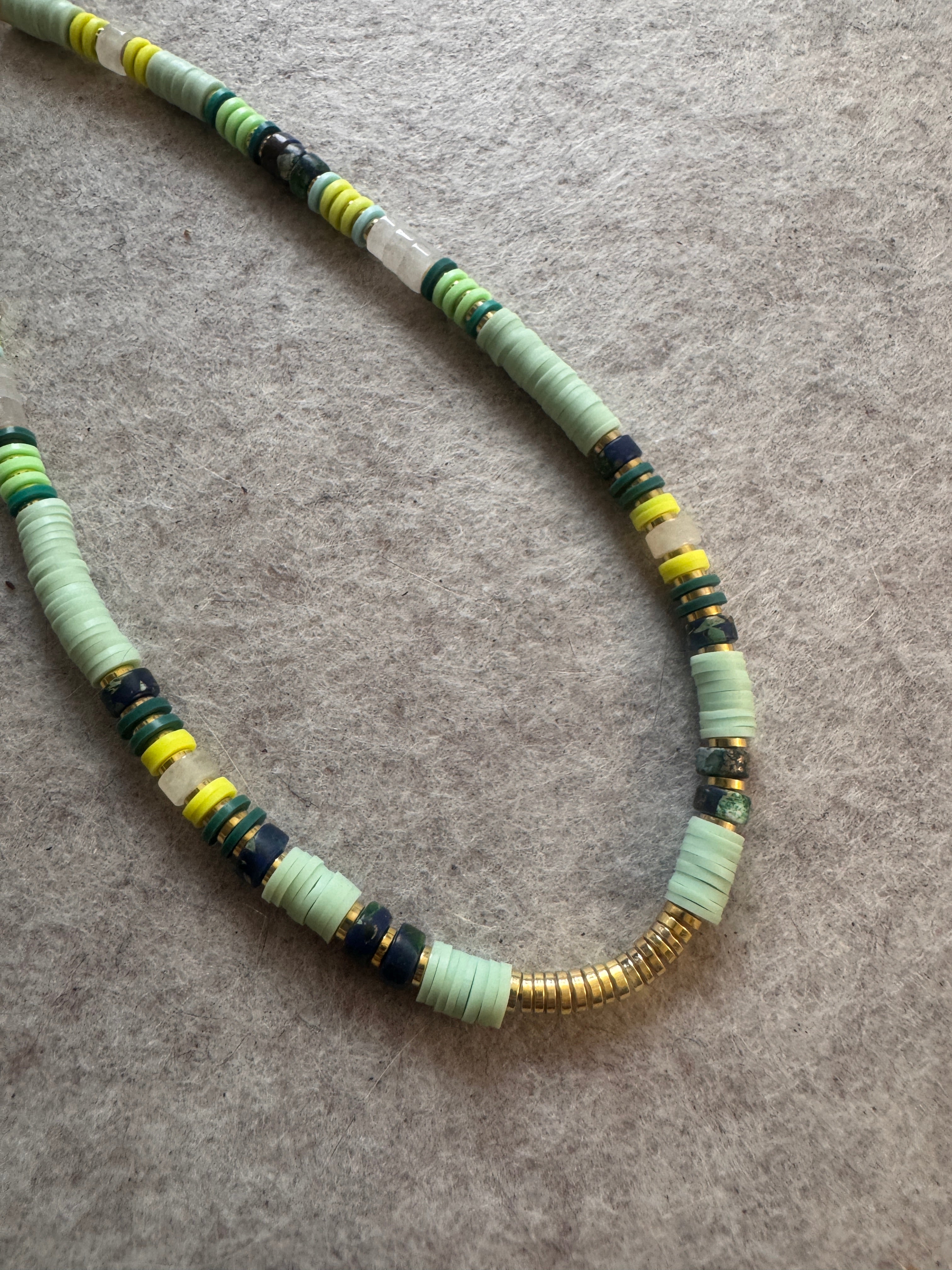 Collier layering femme perles colorées style surf