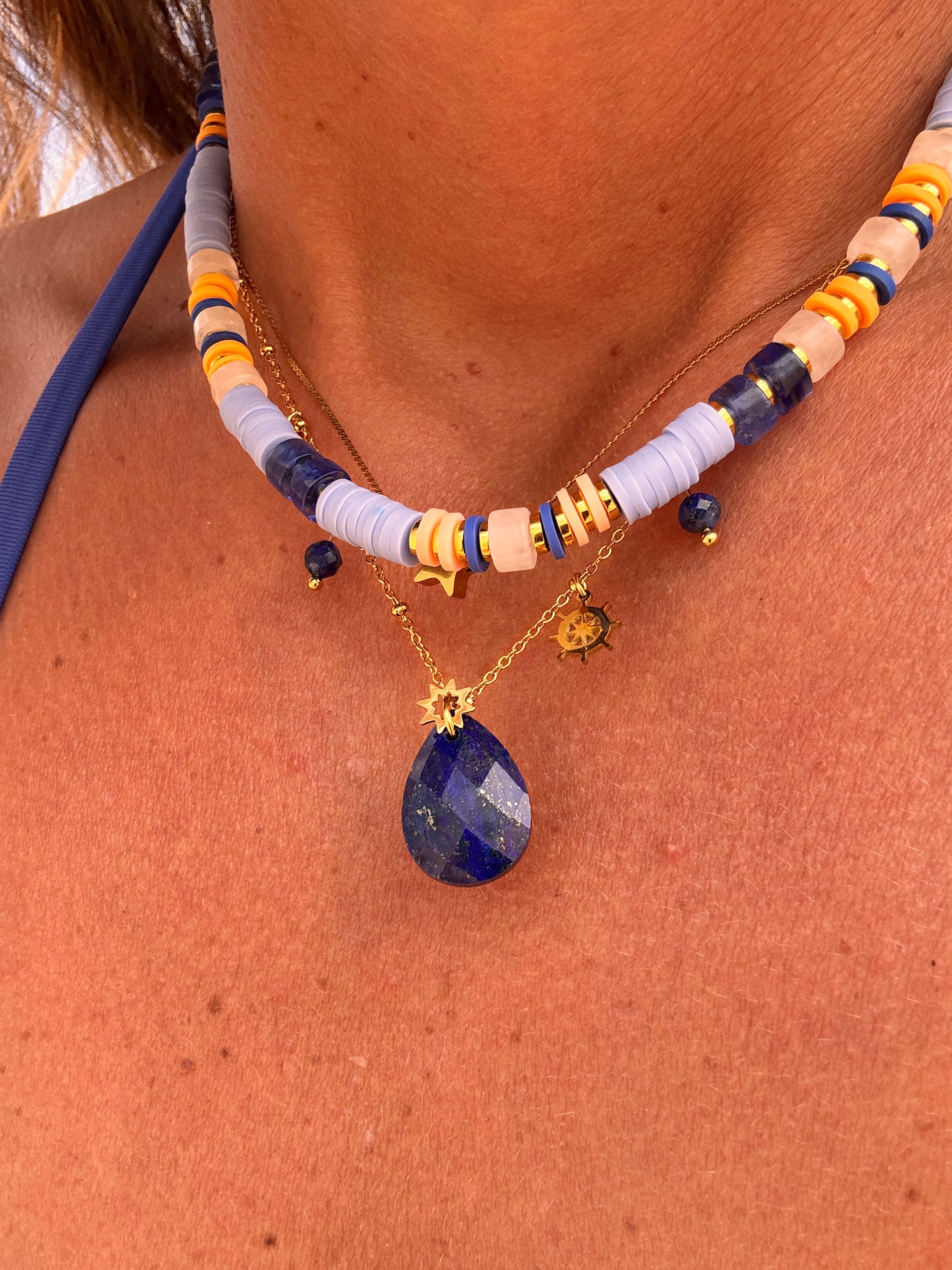 Collier Alchimie porté – perles heishi bleu roi, orange et lilas