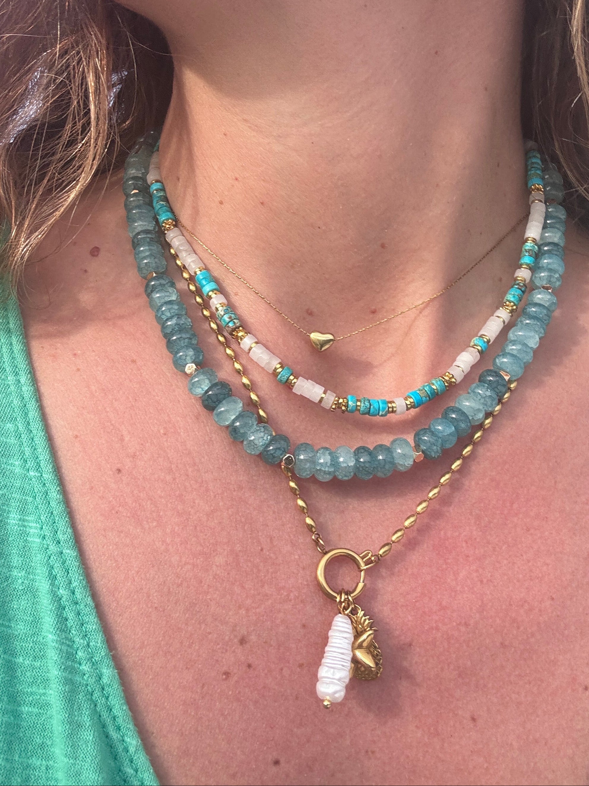 Collier Bubble Fun perles rondelles facettées bleu lavande intercalaires dorés fait main Maison Iconic