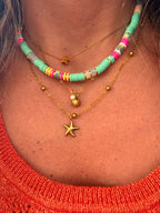 Collier Cosma en acier inoxydable avec perles heishi et coquillage naturel, posé à plat