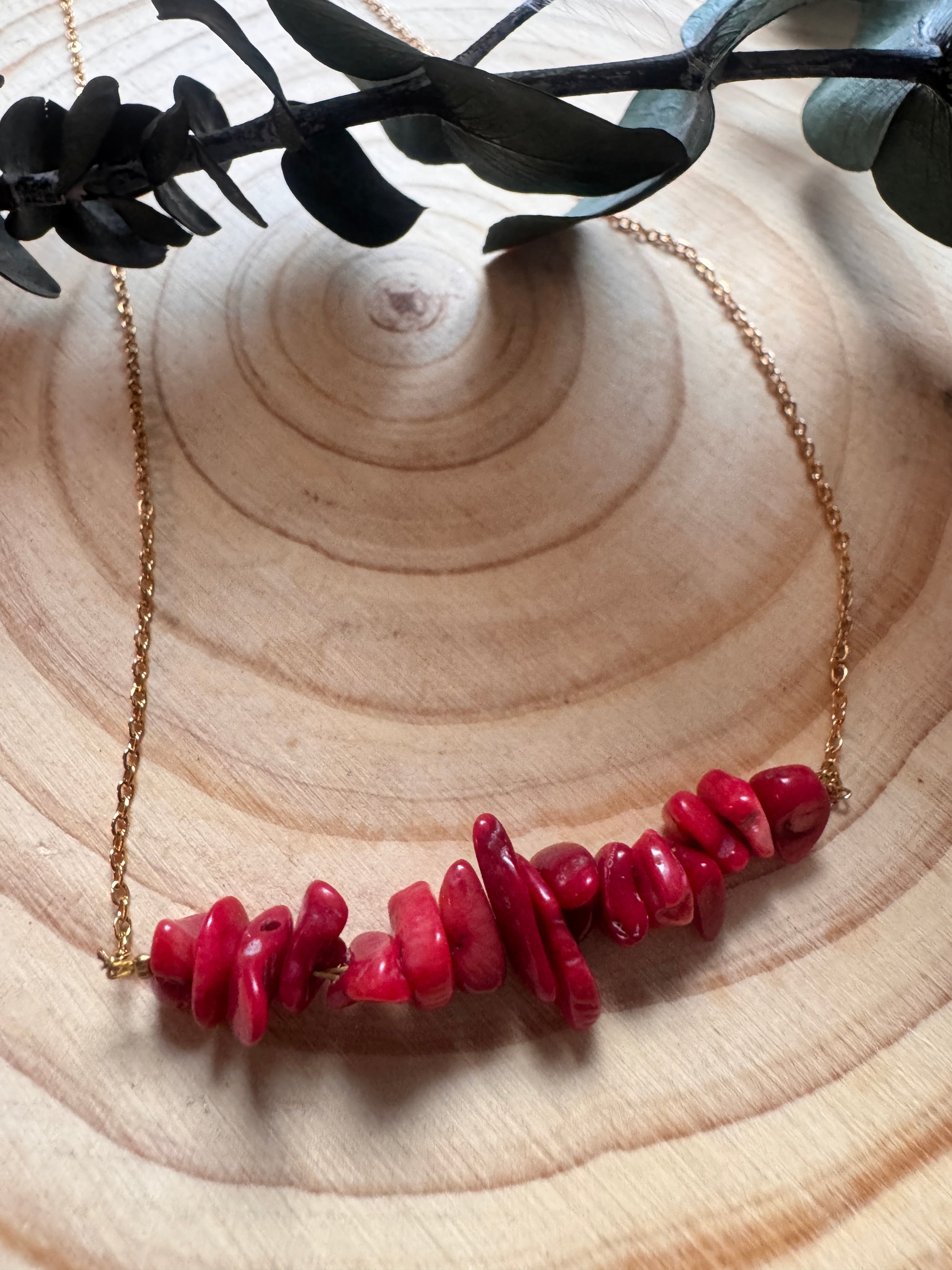 Collier Eden pierres naturelles rouges chaîne fine dorée acier inoxydable Maison Iconic