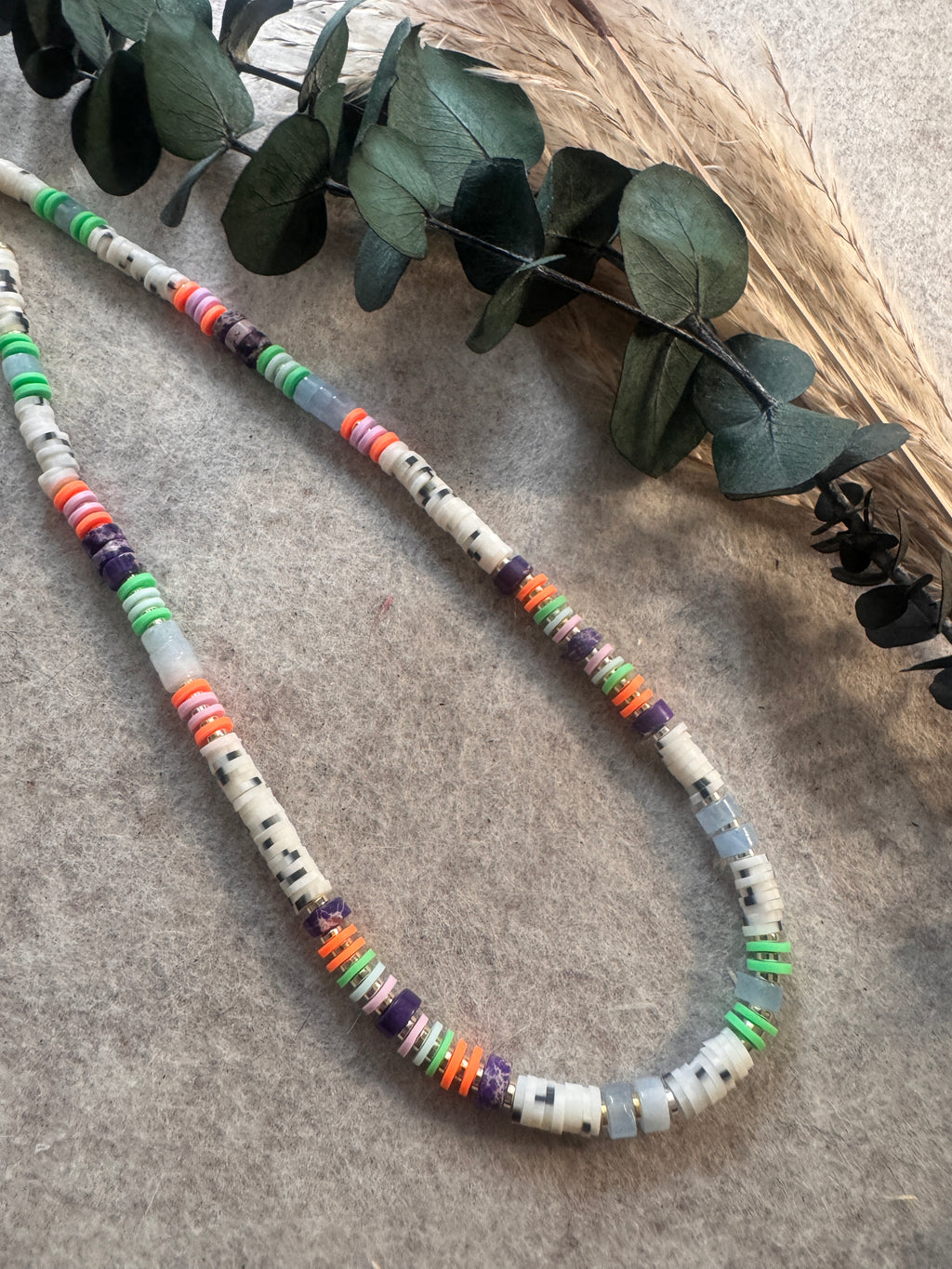 Collier Isla perles Heishi colorées et pierres naturelles bijou surf bohème fait main Maison Iconi