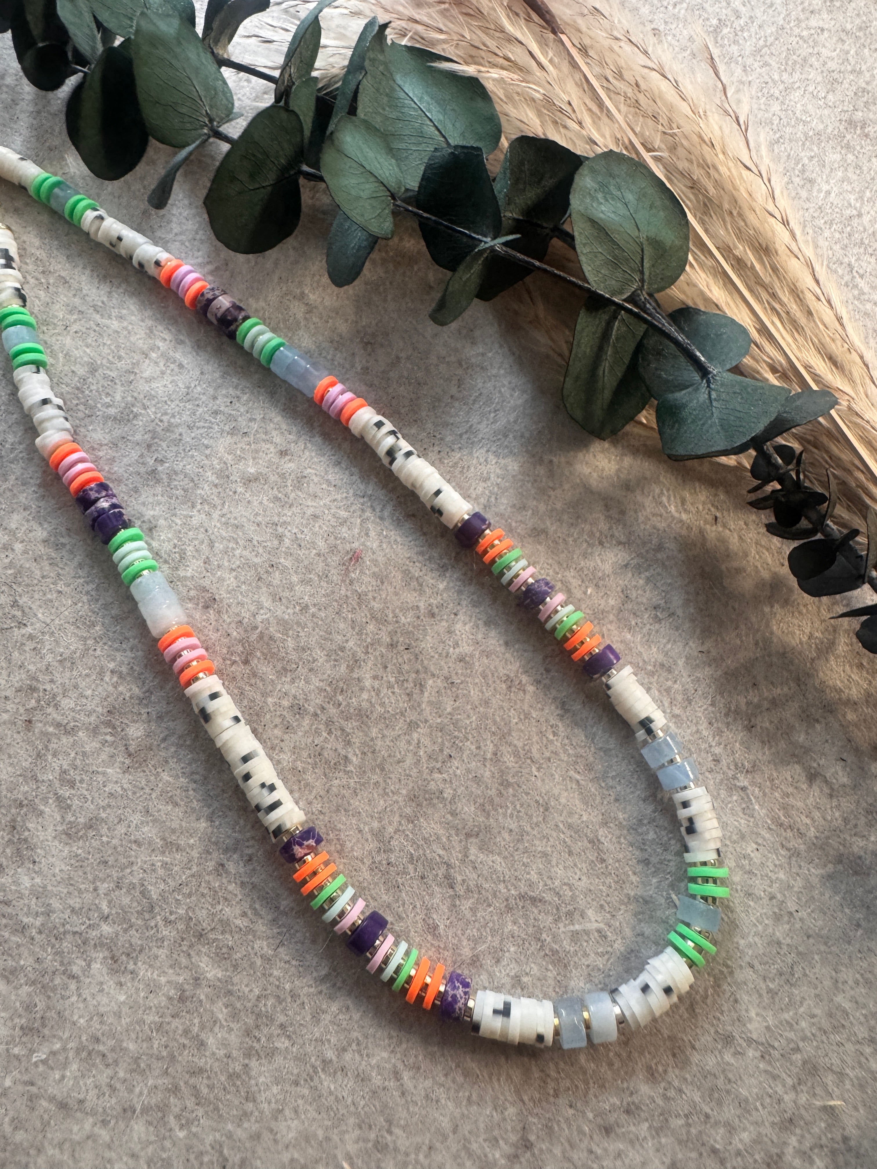 Collier Isla perles Heishi colorées et pierres naturelles bijou surf bohème fait main Maison Iconi