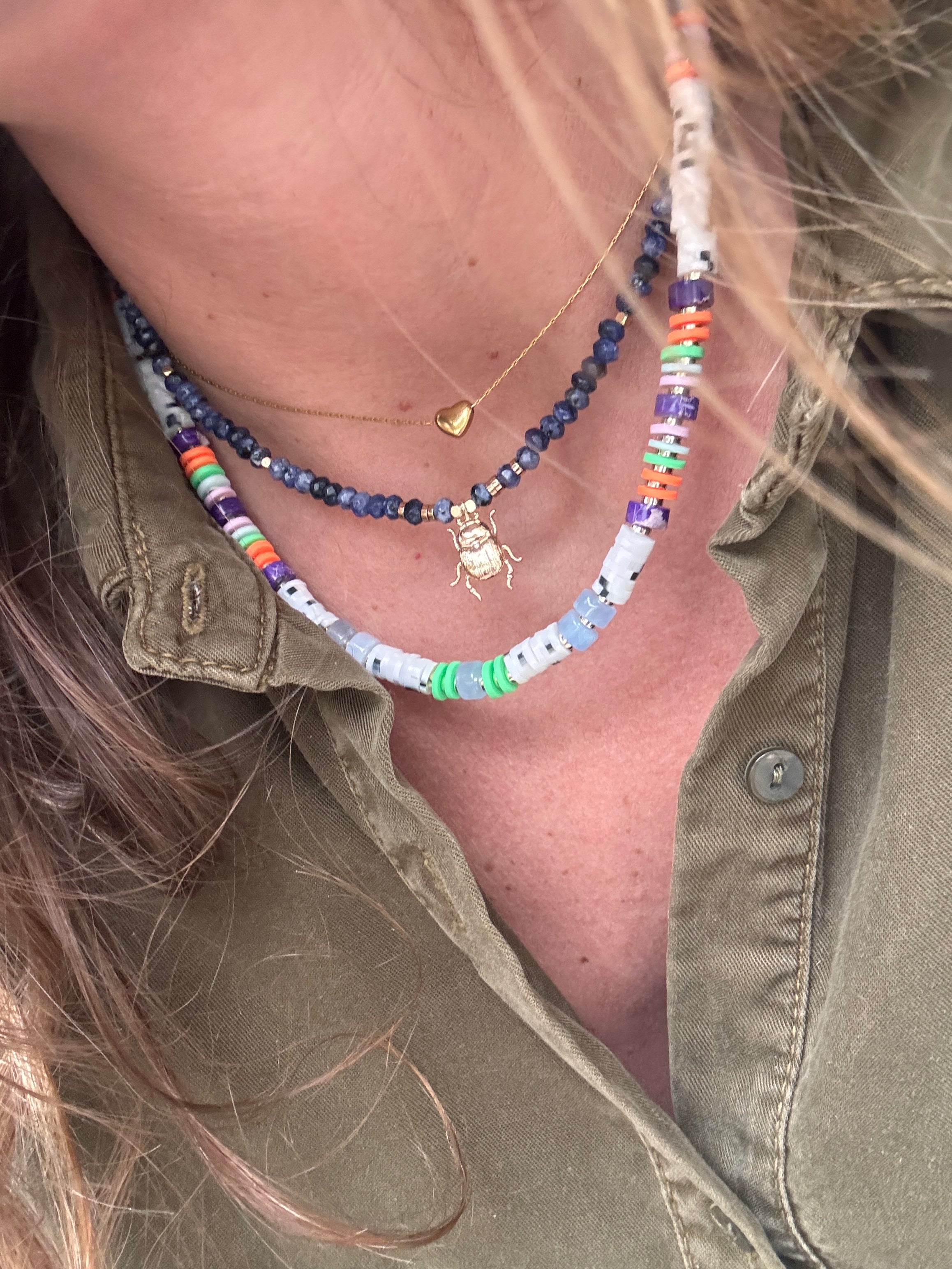 Collier Isla porté style plage été perles Heishi colorées Made in Landes