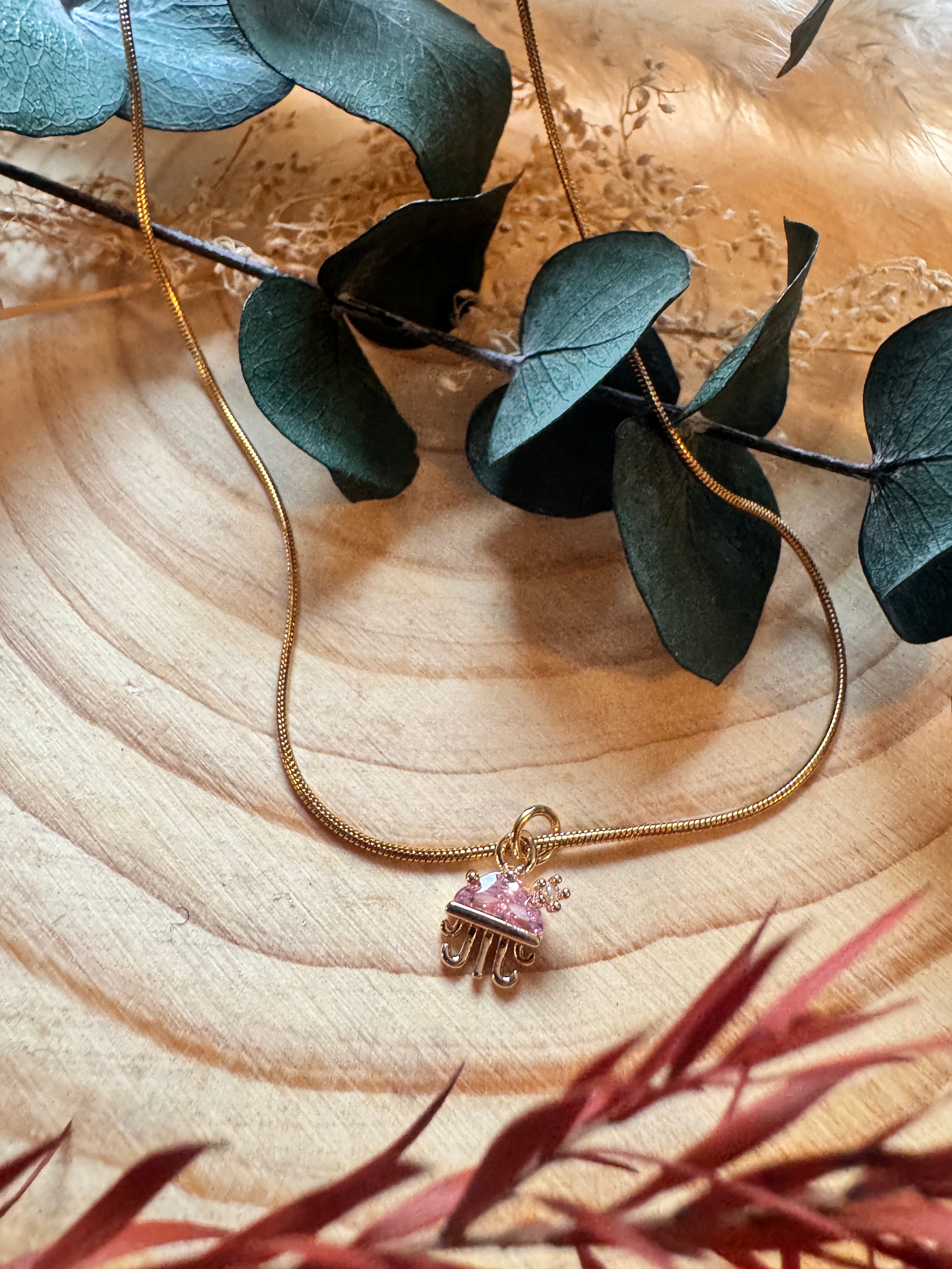 Collier Little Méduse pendentif méduse acier inoxydable doré bijou marin fait main Maison Iconic