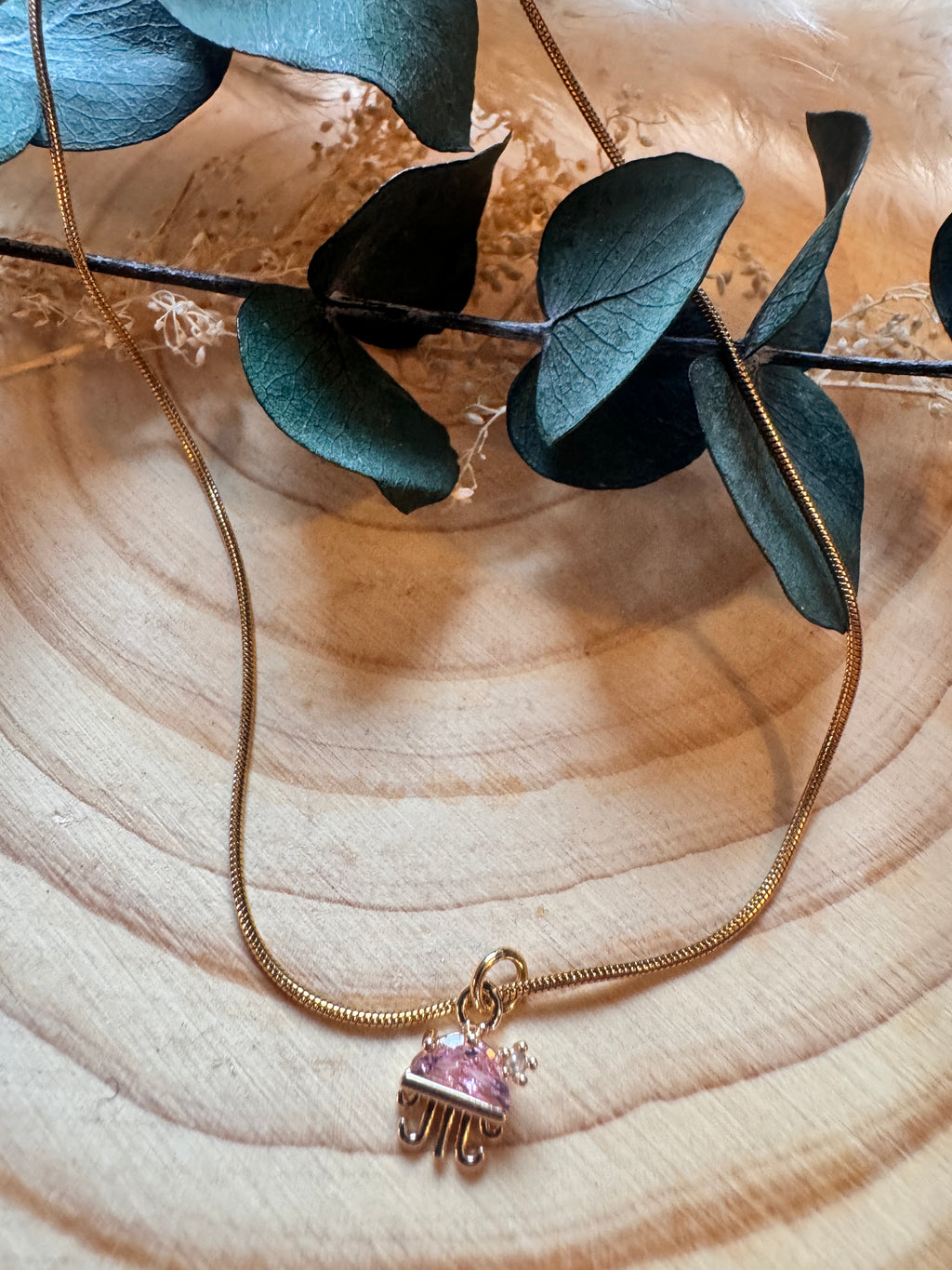 Collier Little Méduse porté bijou délicat féminin minimaliste résistant à l'eau Made in Landes