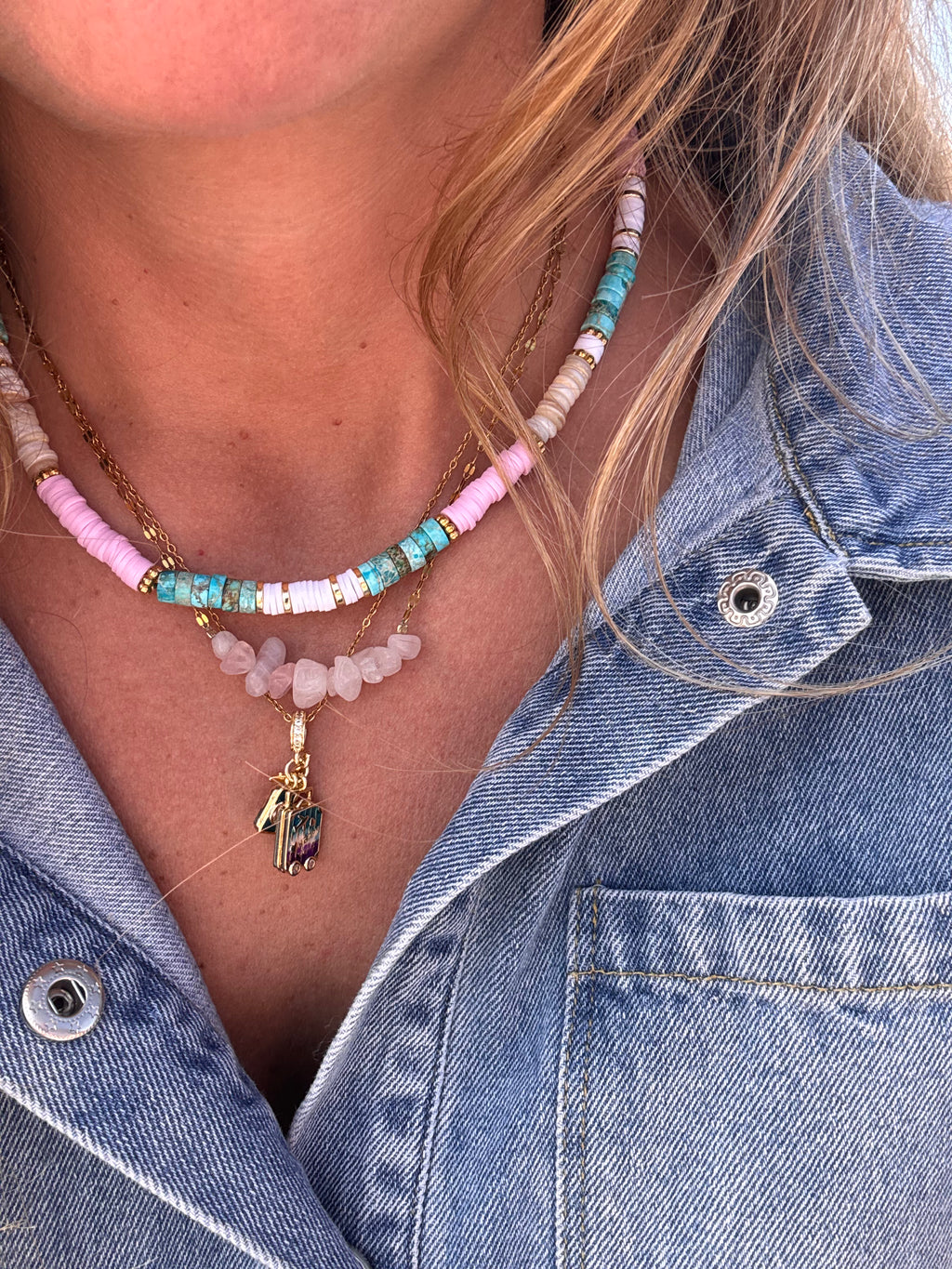 Collier Lou porté femme style discret et élégant bijou estival waterproof