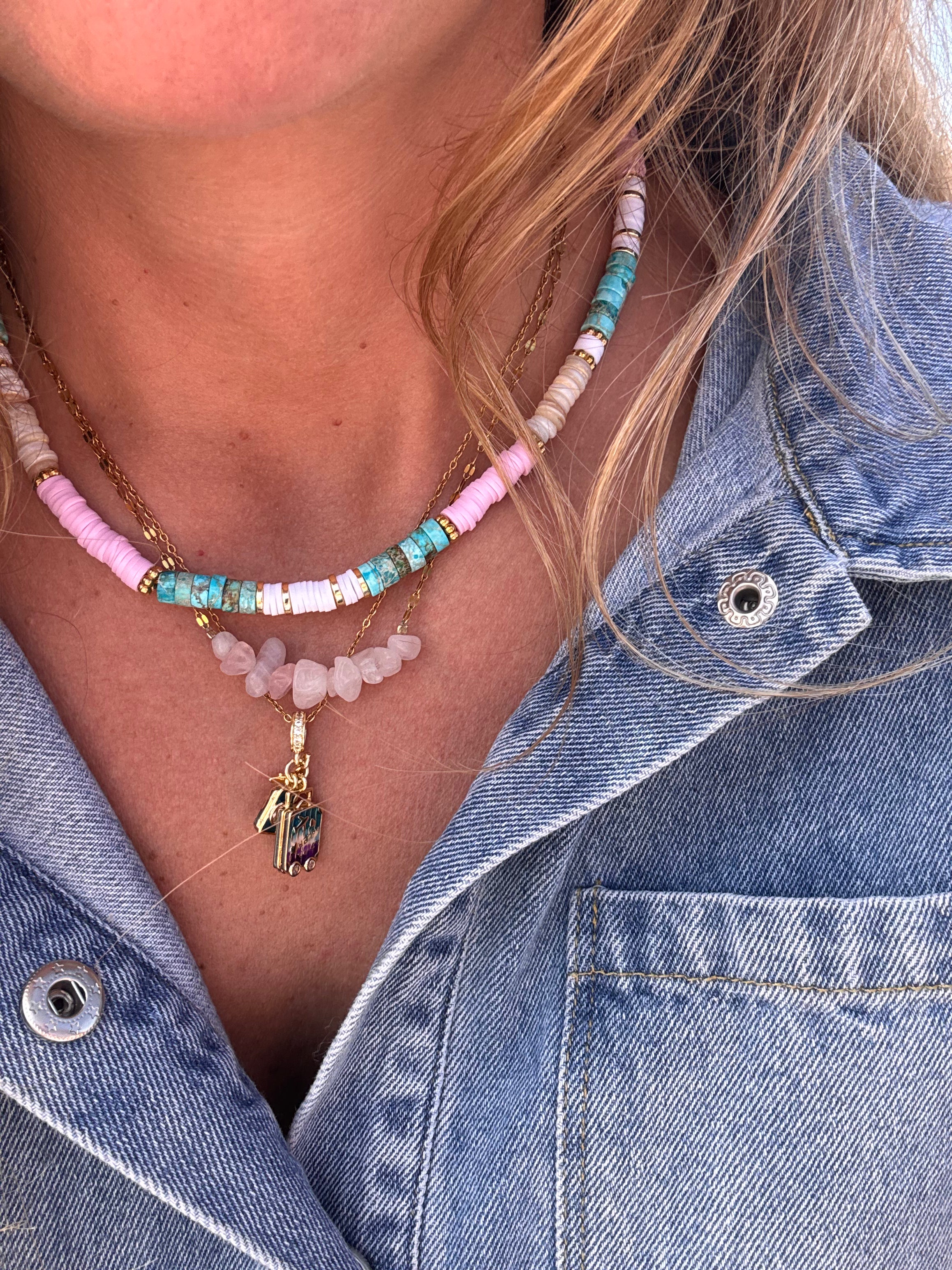 Collier Lou porté femme style discret et élégant bijou estival waterproof