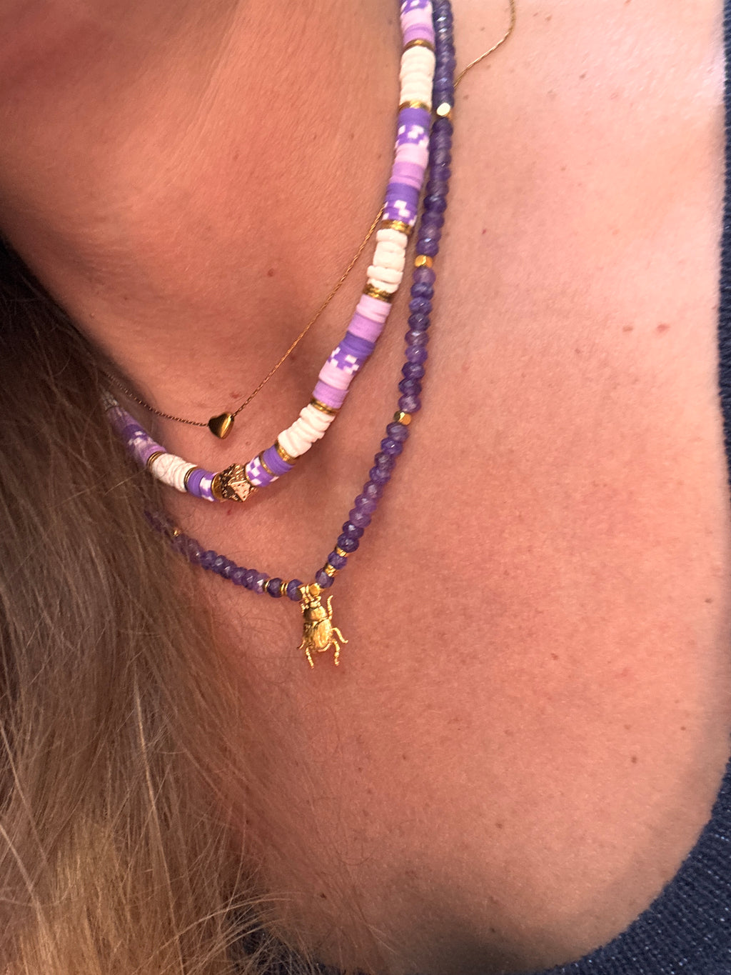 Collier Palva Maison Iconic — perles heishi mauve, lilas et blanc en dégradé, rondelles dorées, porté sur peau, bijou fait main 
