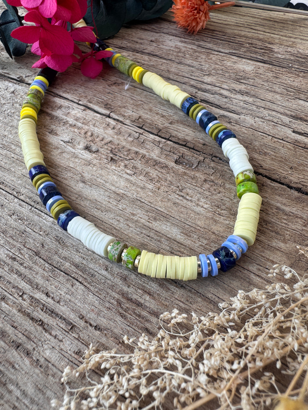 Collier Sauge perles Heishi crème et pierres naturelles vert olive fait main Maison Iconic