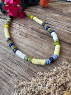 Collier Sauge perles Heishi crème et pierres naturelles vert olive fait main Maison Iconic