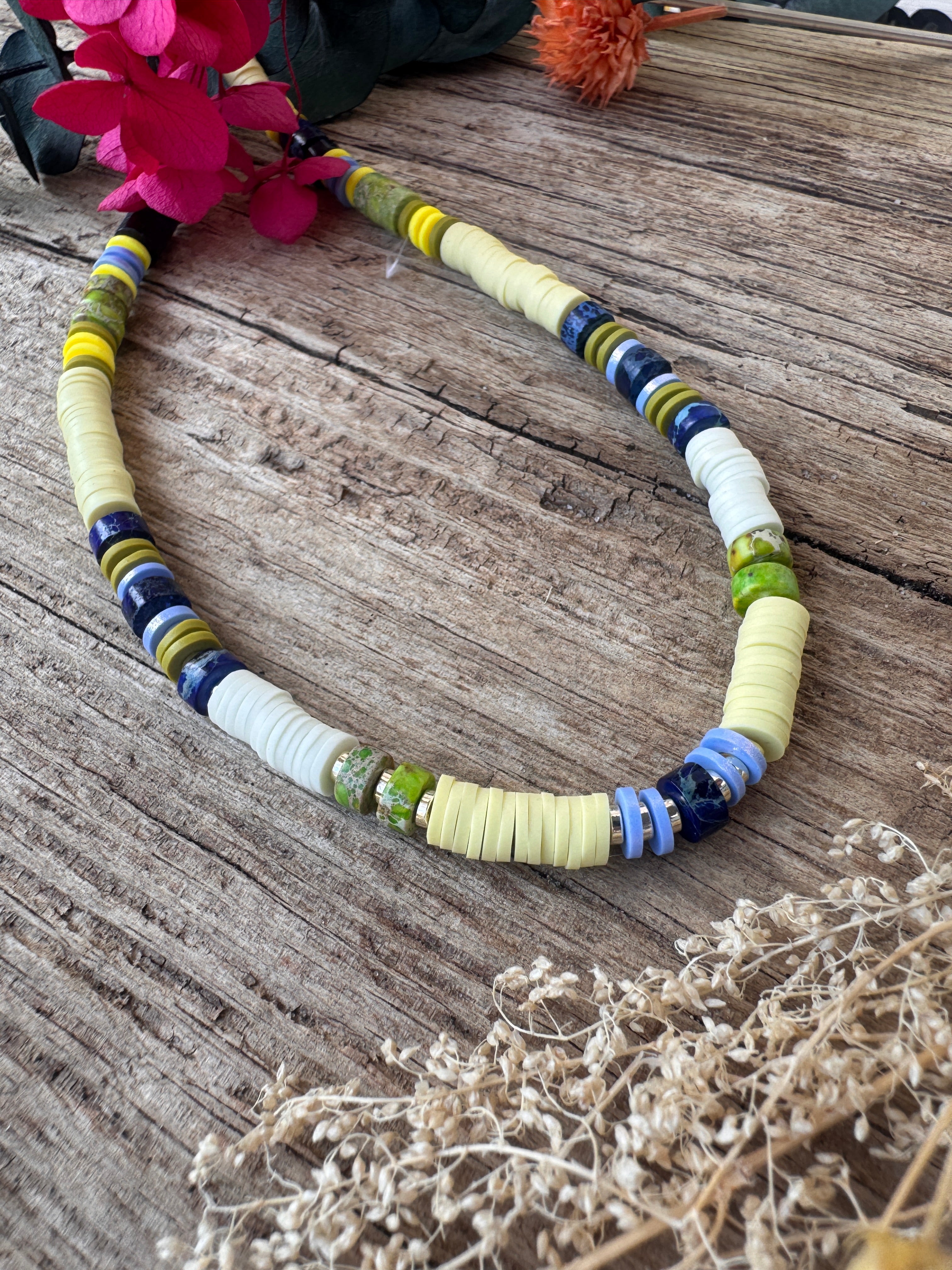 Collier Sauge perles Heishi crème et pierres naturelles vert olive fait main Maison Iconic