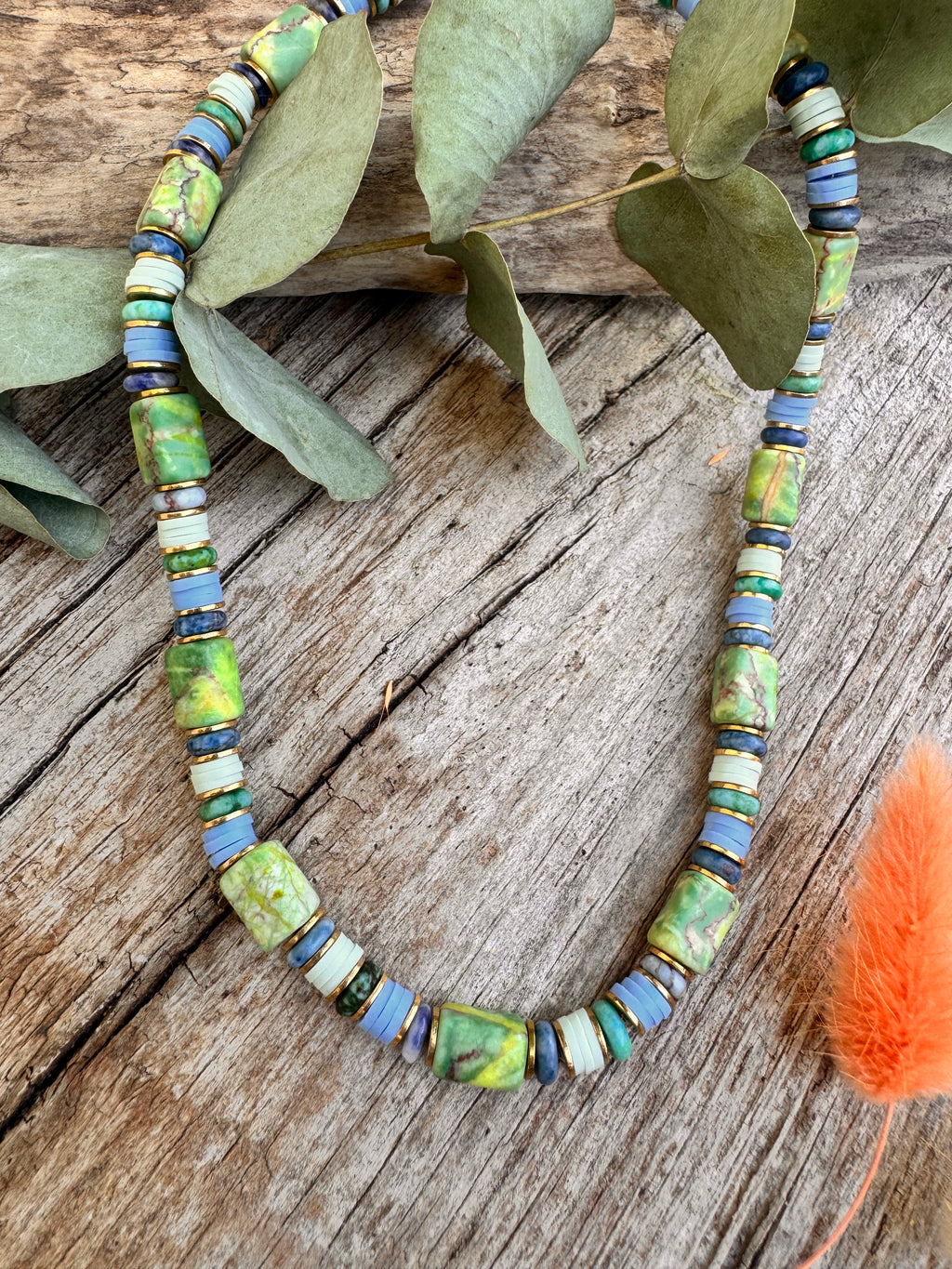 Collier Vaya Maison Iconic — pierre naturelle vert chartreuse marbré, perles heishi lavande et vert d'eau,