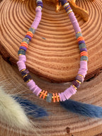 Collier bohème coloré lilas et corail porté, bijou artisanal acier inoxydable waterproof