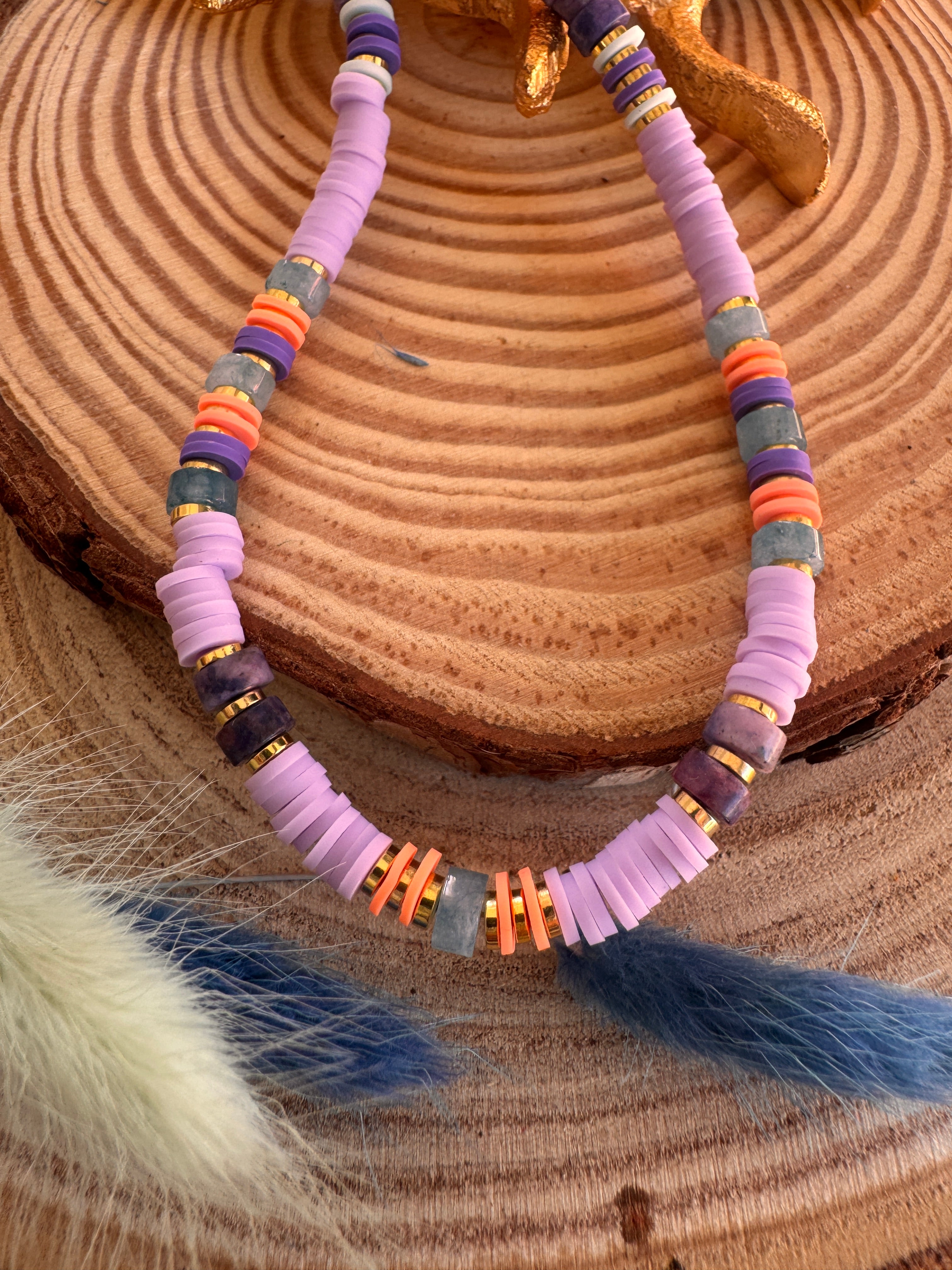 Collier bohème coloré lilas et corail porté, bijou artisanal acier inoxydable waterproof