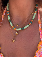 Collier bohème vert et orange porté