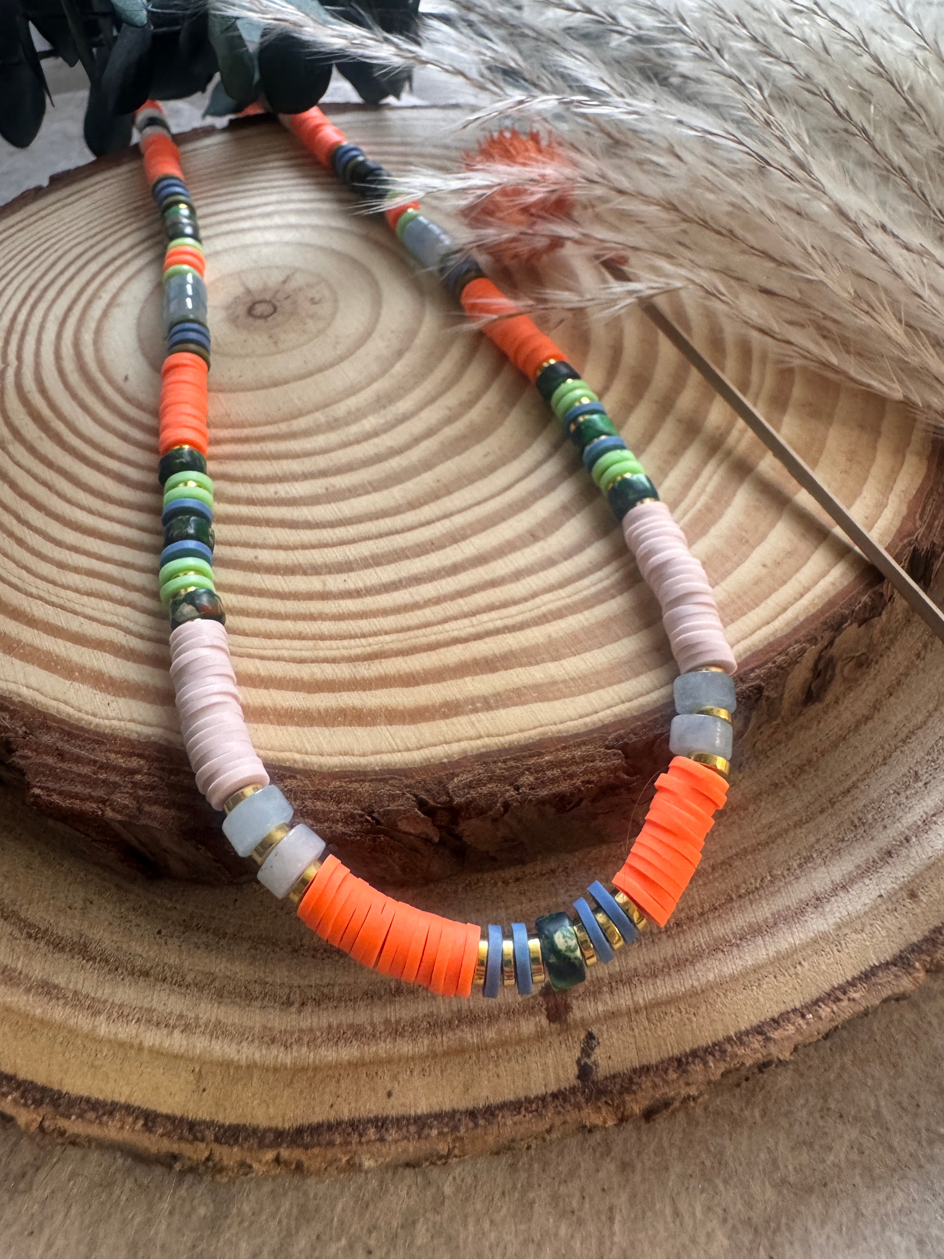 Collier femme style printanier bohème perles Heishi pastel