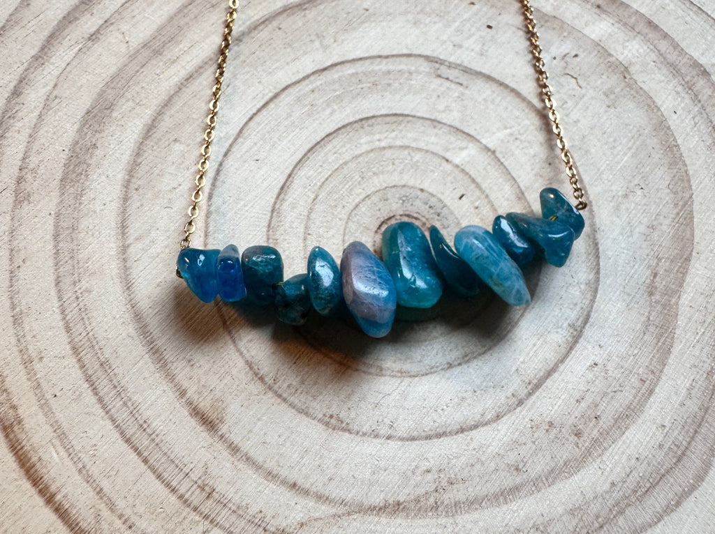 Collier fin pierres naturelles style bohème minimaliste Maison Iconic