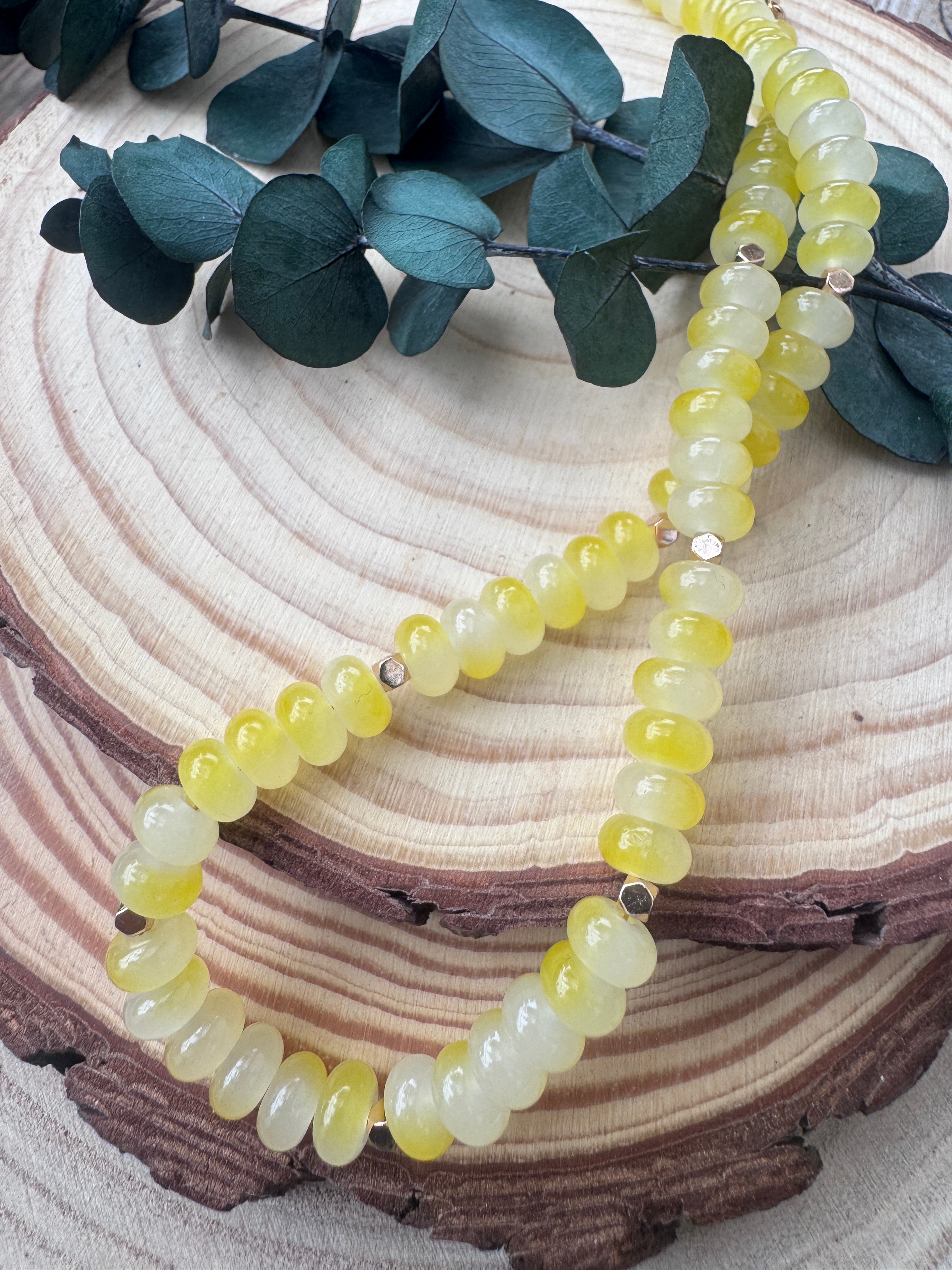 Collier grosses perles rondelles facettées colorées porté femme bijou fait main Maison Iconic