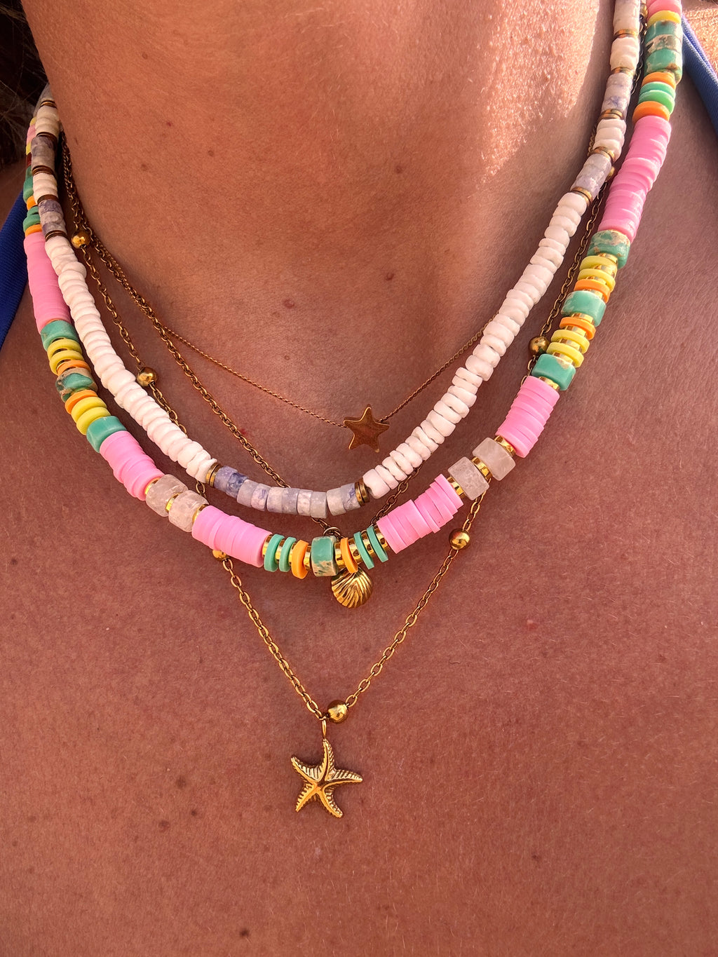 Collier heishi Maison Iconic superposé avec une chaîne fine