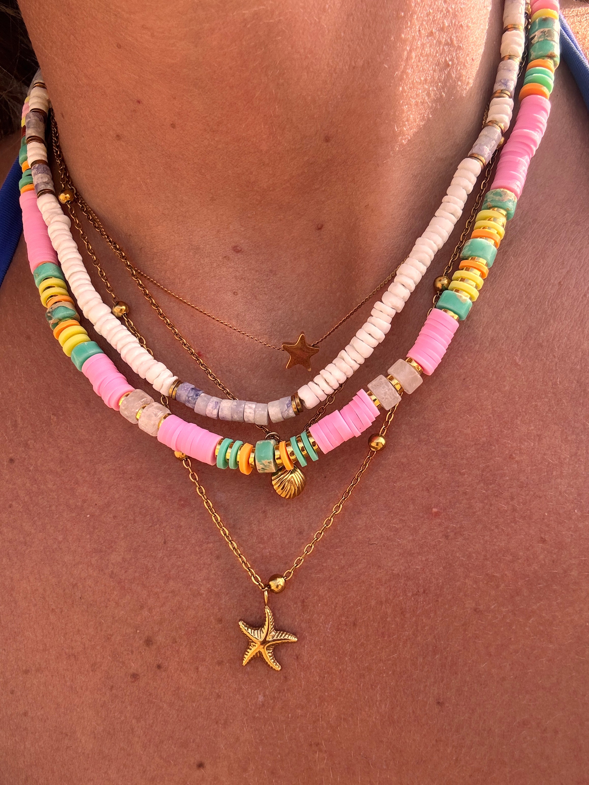 Collier heishi Maison Iconic superposé avec une chaîne fine