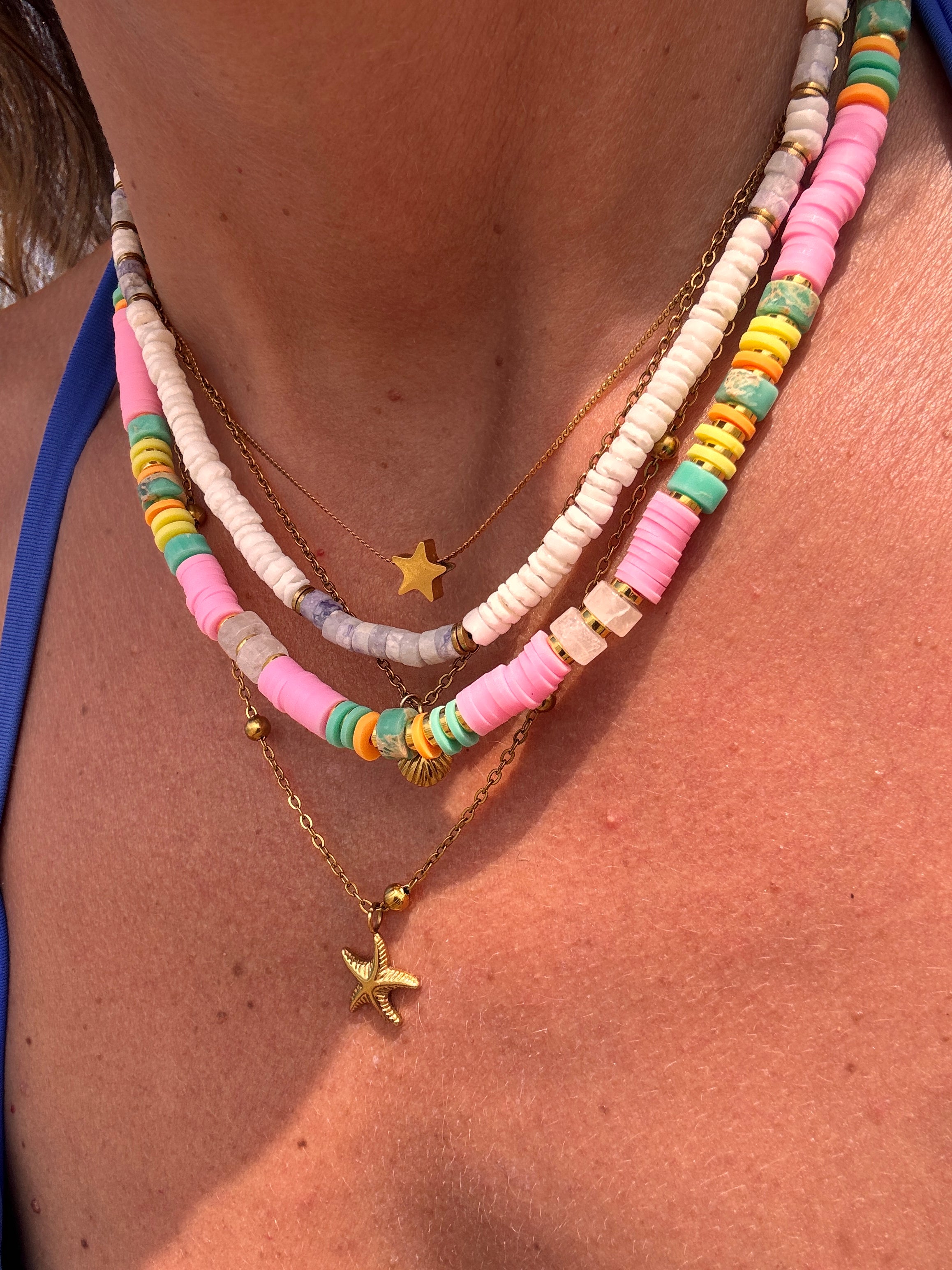Collier heishi acier inoxydable porté à la plage