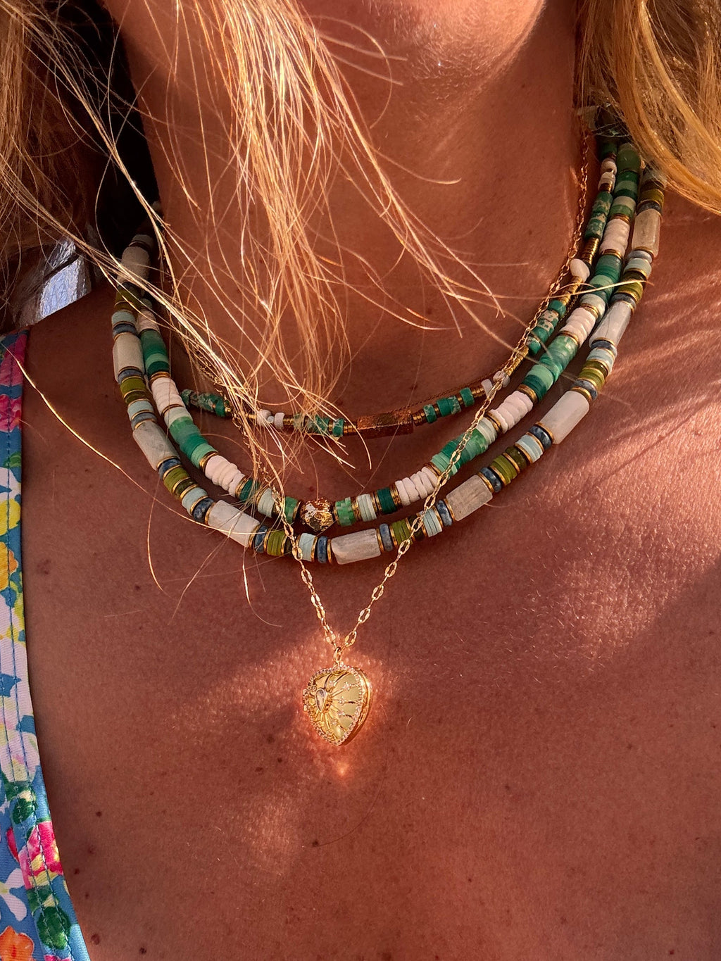 Collier heishi vert Palma de la collection Maison Iconic  porté en bord de plage
