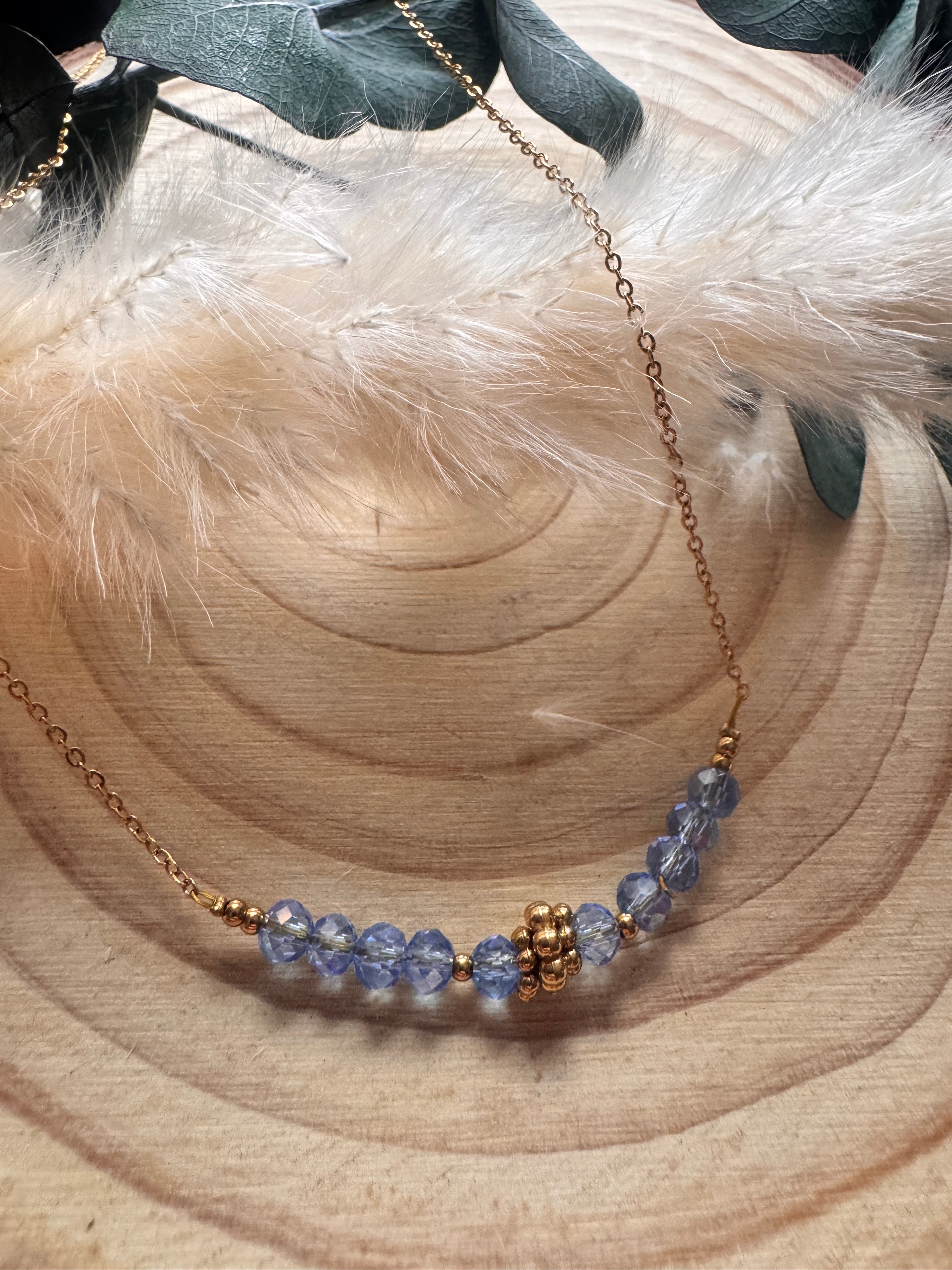 Collier Éleo perles cristal bleu lavande et chaîne dorée acier inoxydable fait main Maison Iconic