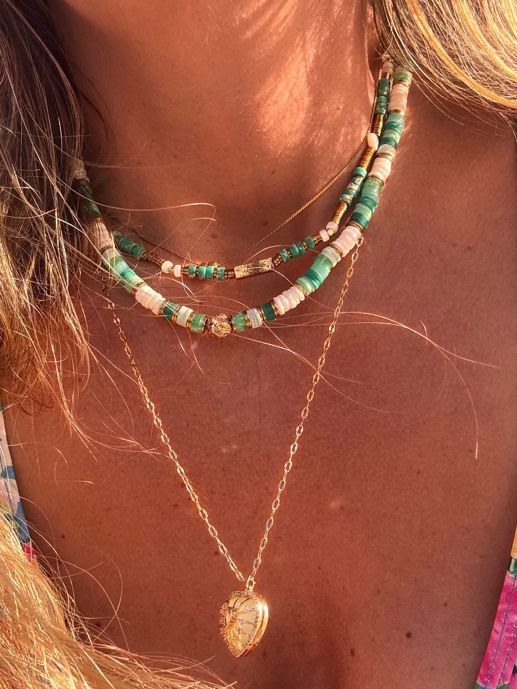 Collier ras de cou Palma en perles heishi vert sapin, sauge et rose poudré avec perle dorée martelée, fait main
