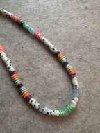 Détail perles Heishi et pierres naturelles collier Isla bijou artisanal waterproof