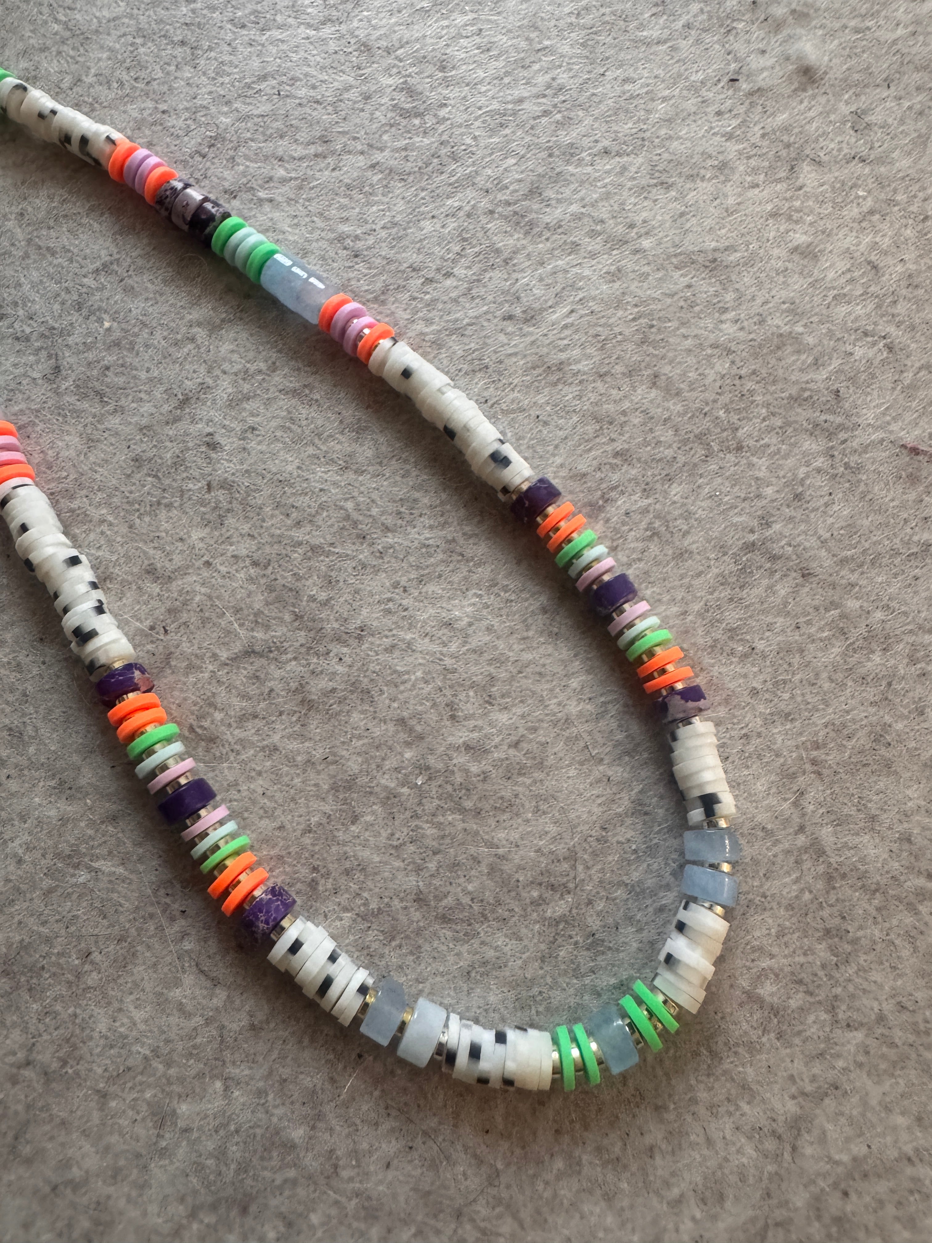 Détail perles Heishi et pierres naturelles collier Isla bijou artisanal waterproof