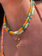 Détail perles heishi orange fluo et pierres naturelles