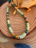 Détail perles heishi vert menthe et pierres naturelles mouchetées