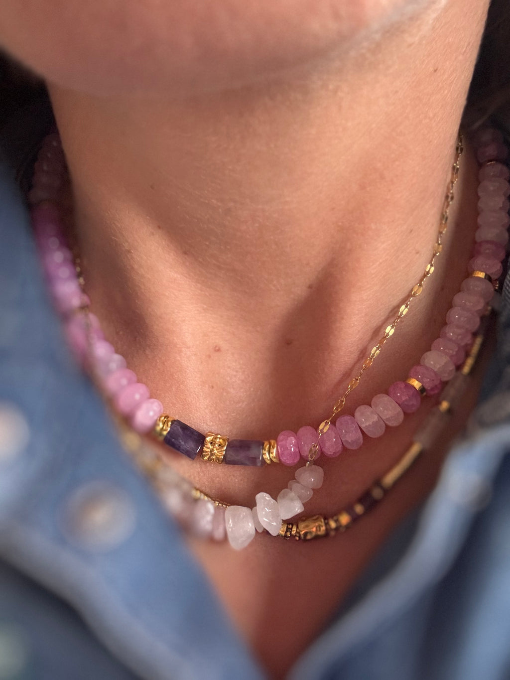 Détail pierres naturelles collier Eden chaîne fine dorée Maison Iconic