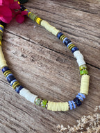 Heishi crème et pierres naturelles vert olive et bleu