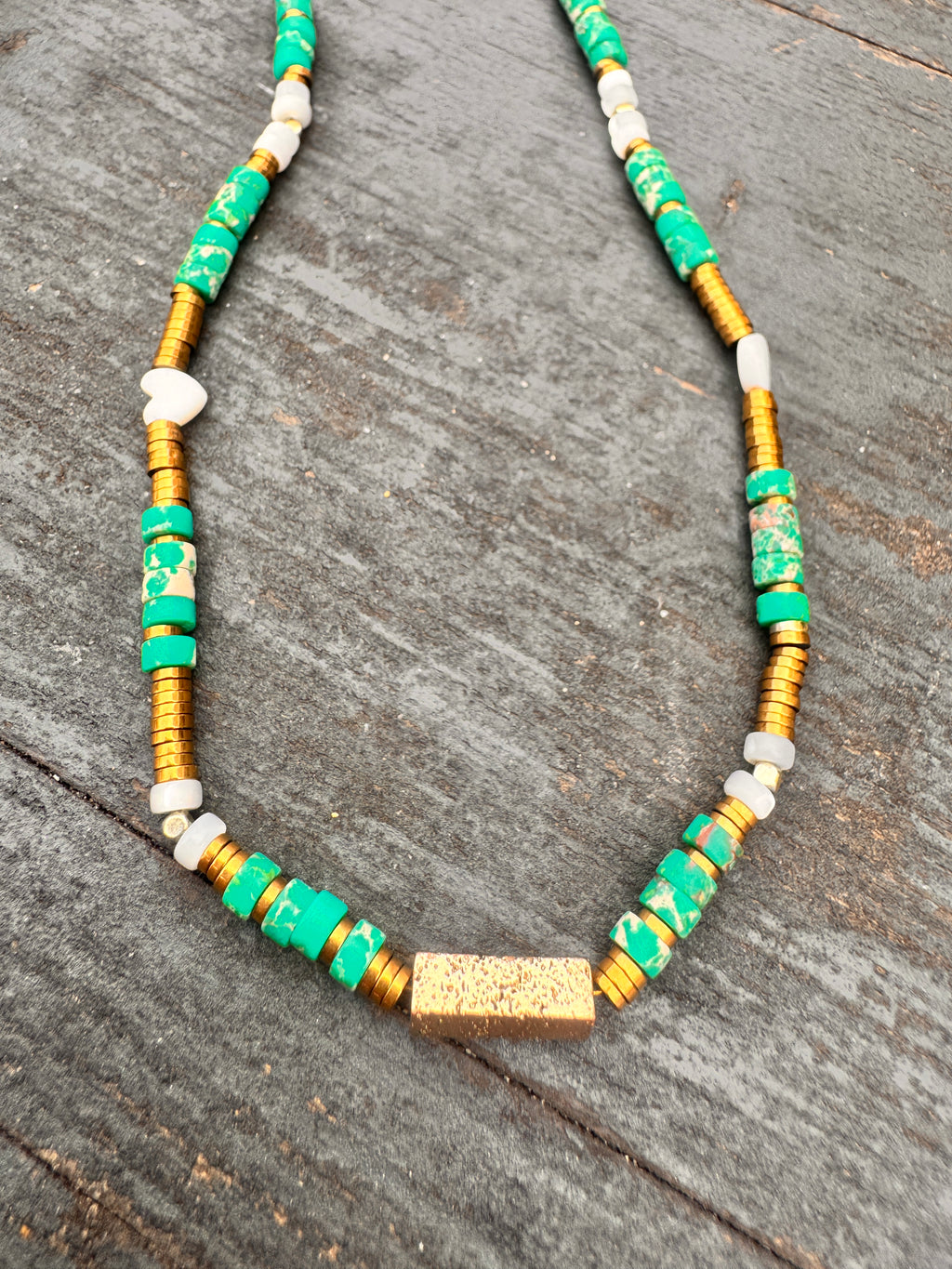 Collier lagon  — jaspe vert -perles dorées