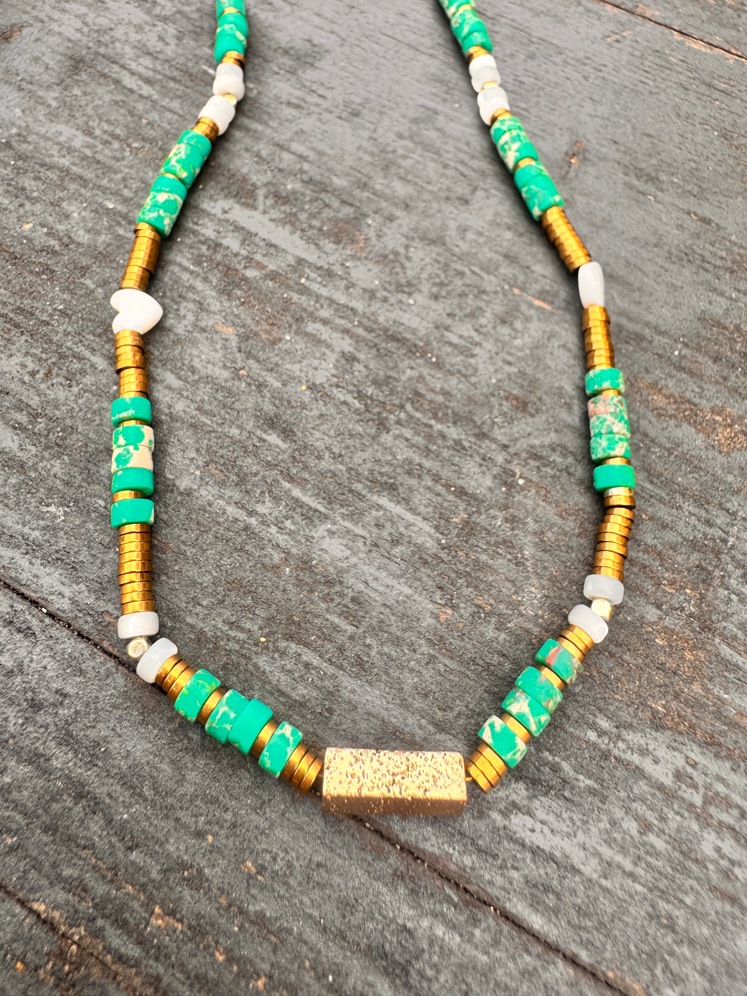 Collier lagon  — jaspe vert -perles dorées