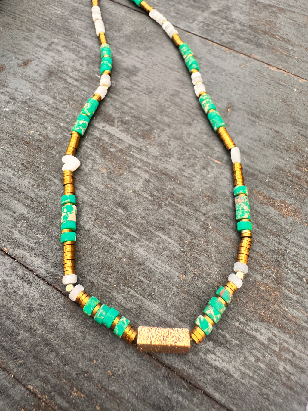 Collier lagon  — jaspe vert -perles dorées