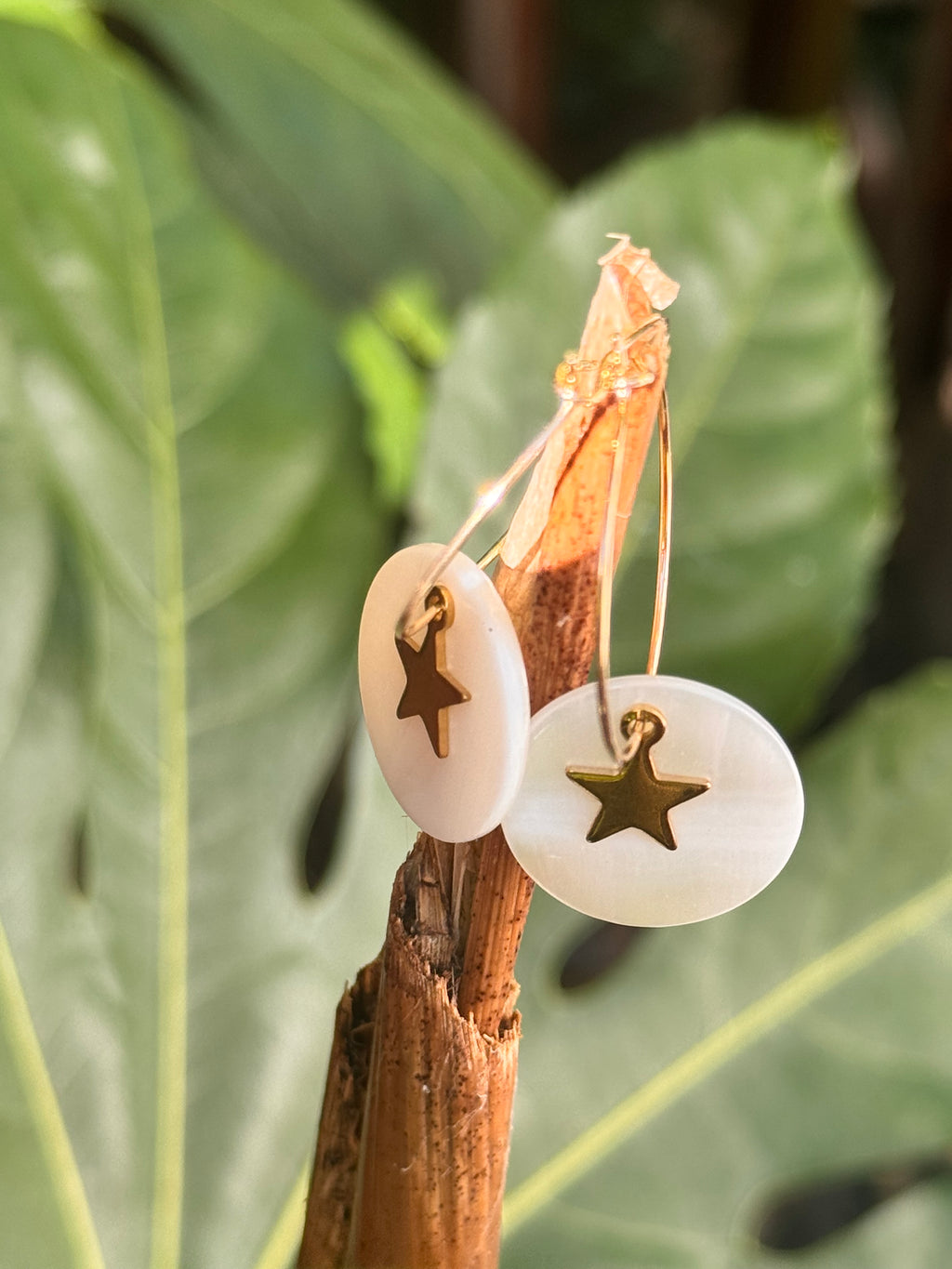 Boucles d’oreilles Alia – Perles coquillage & doré raffiné