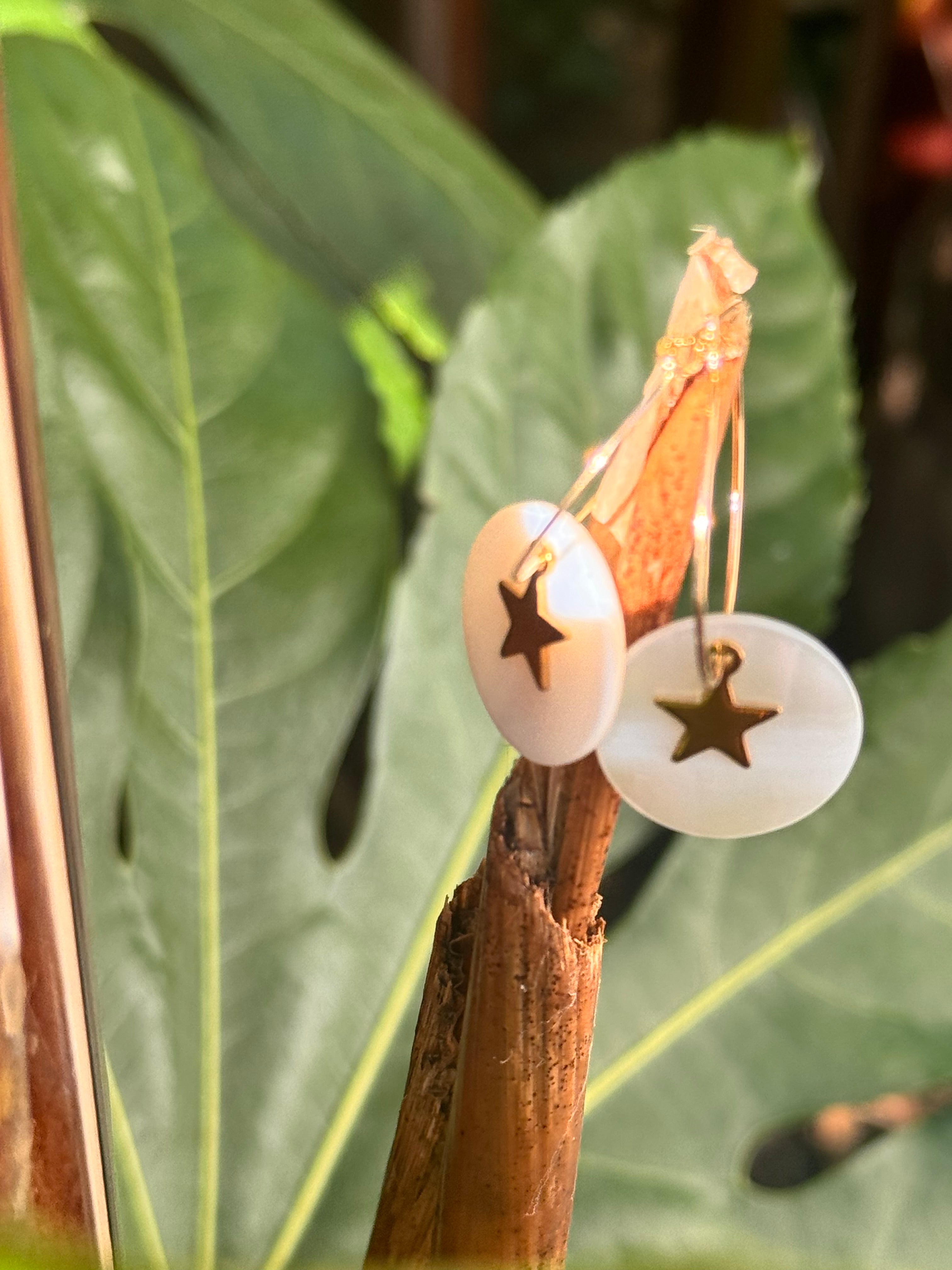 Boucles d’oreilles Alia – Perles coquillage & doré raffiné
